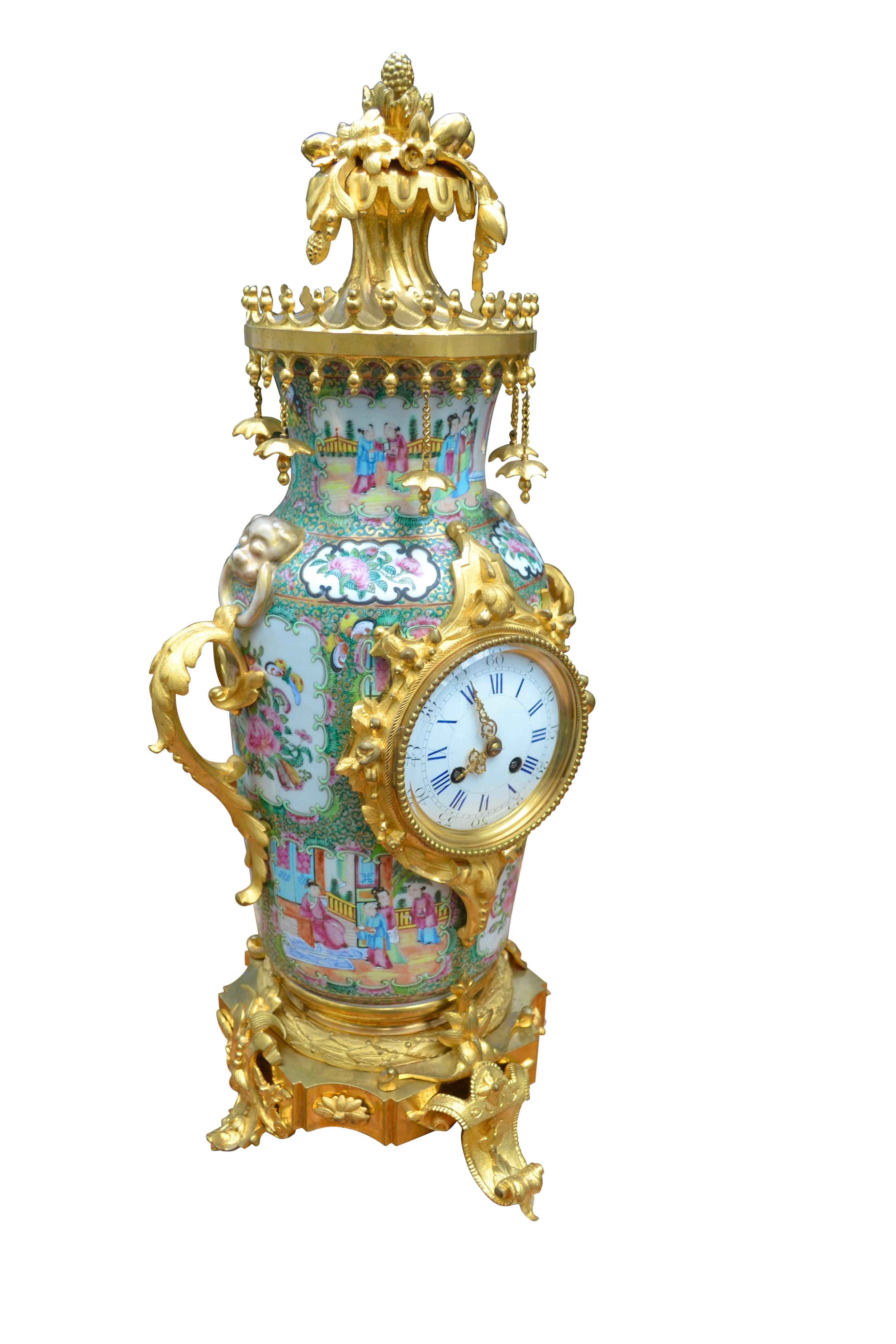 19 Century  Napoleon III Chinese Famille Rose Porcelian and Gilt Bronze Clock In Good Condition In Vancouver, British Columbia