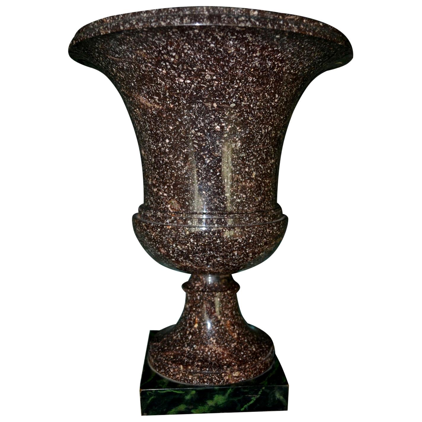 Vaso a urna campana in porfido svedese o russo del XIX secolo