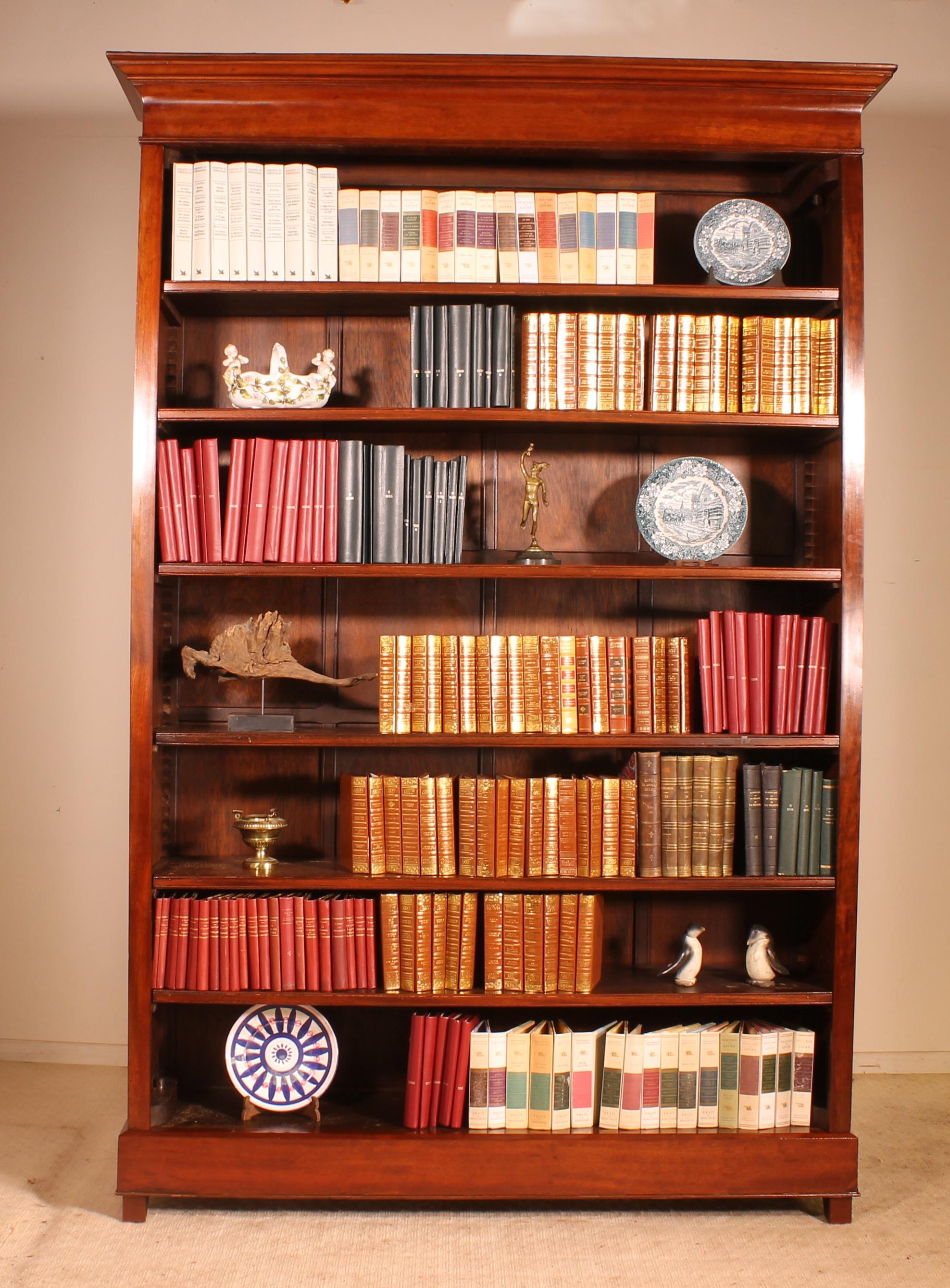 Beautiful 19th century mahogany open bookcase from the Netherlands
This lovely bookcase stands out by its size and width. Indeed, it is very rare to find 19th century period open bookcase of this size and this width Beautiful well proportioned