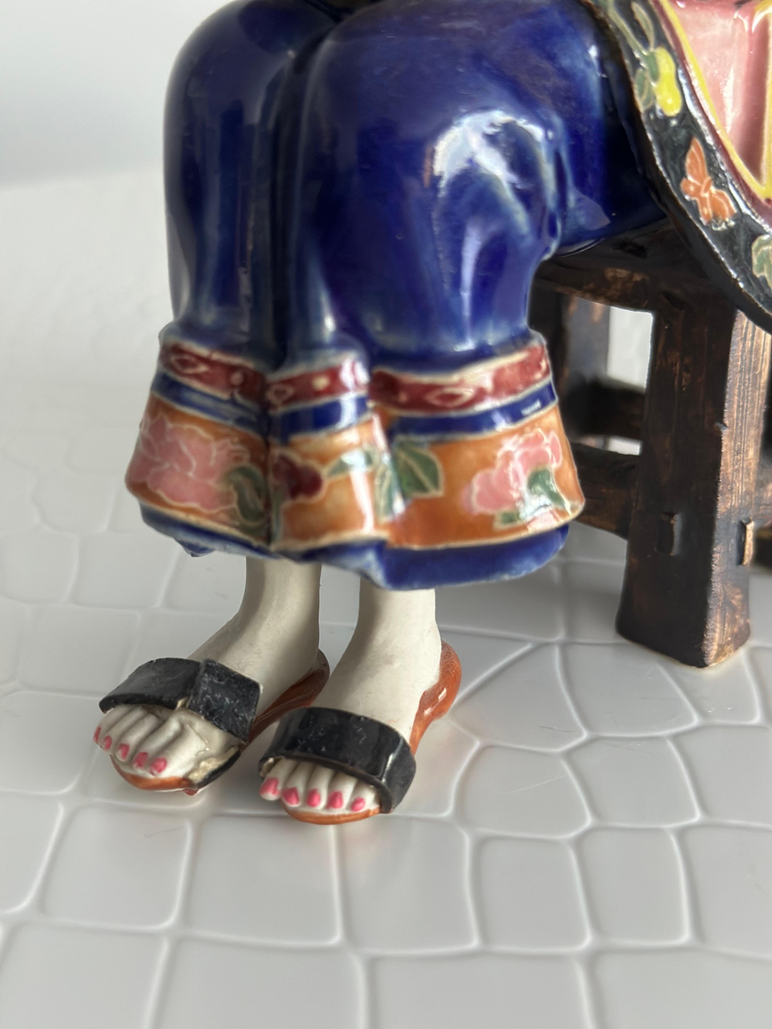 Scultura in porcellana del 19° secolo di Antico Cinese, Ragazza con cesto di frutta in vendita 4