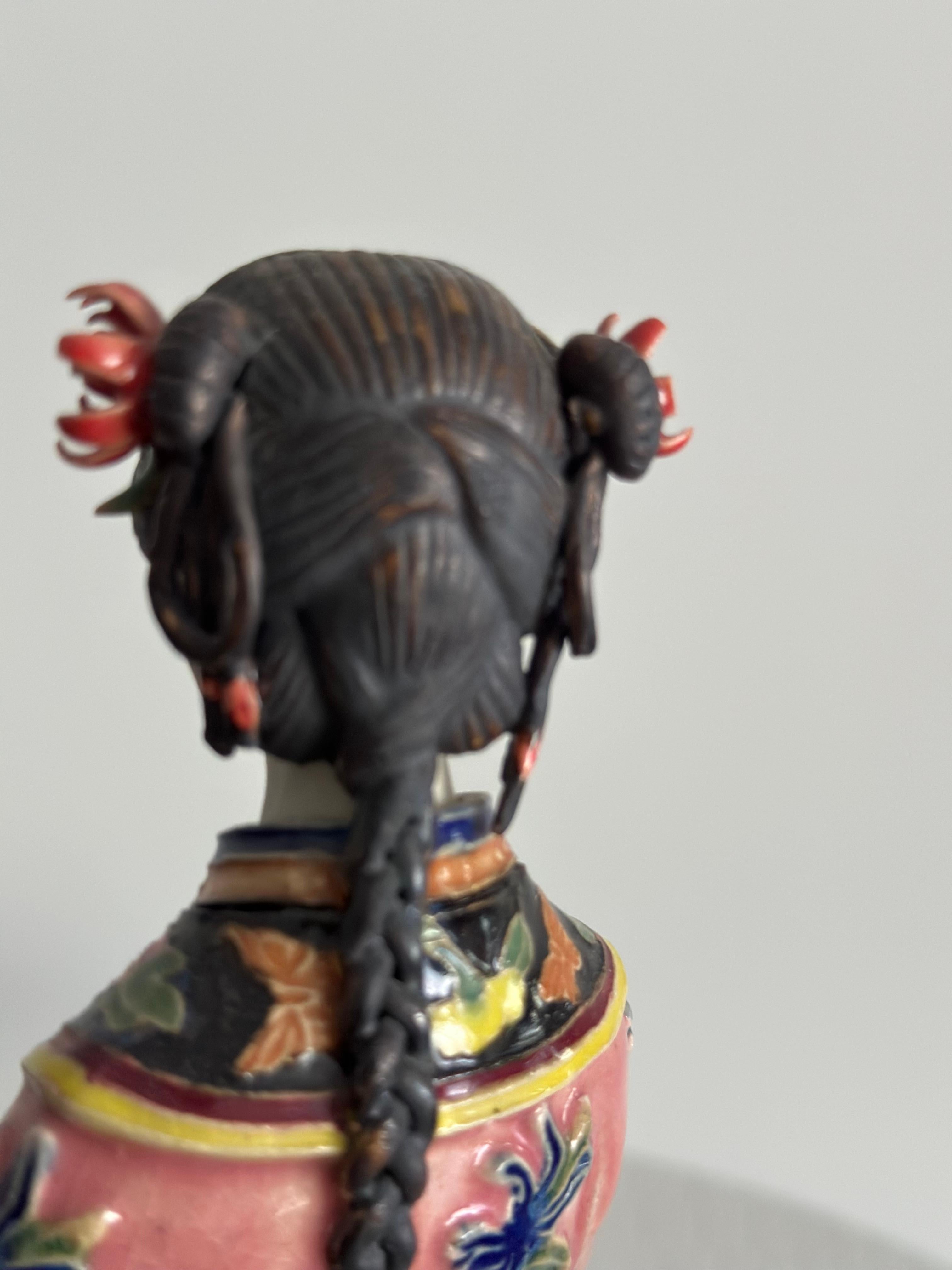 Scultura in porcellana del 19° secolo di Antico Cinese, Ragazza con cesto di frutta in vendita 5