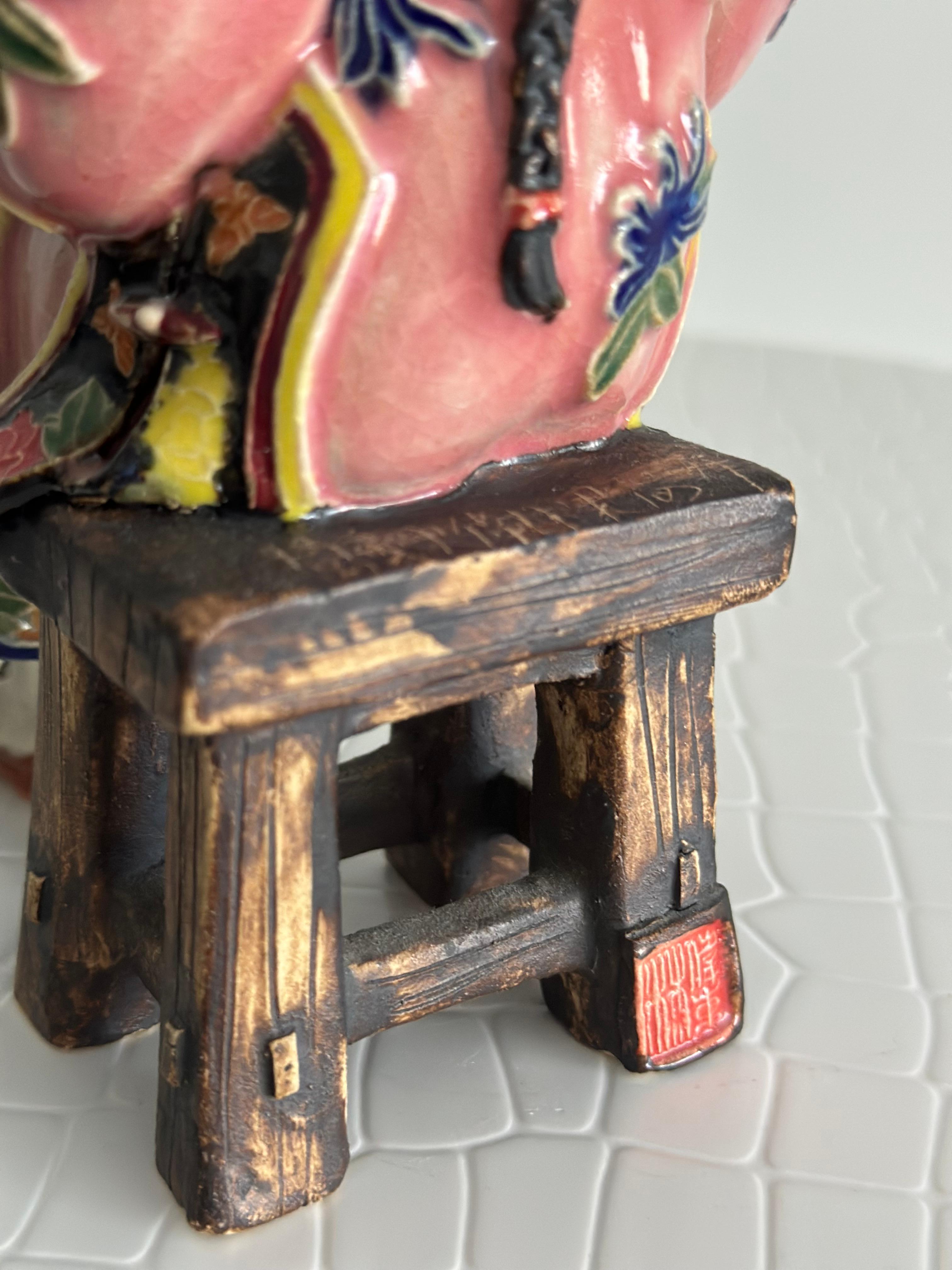 Scultura in porcellana del 19° secolo di Antico Cinese, Ragazza con cesto di frutta in vendita 6