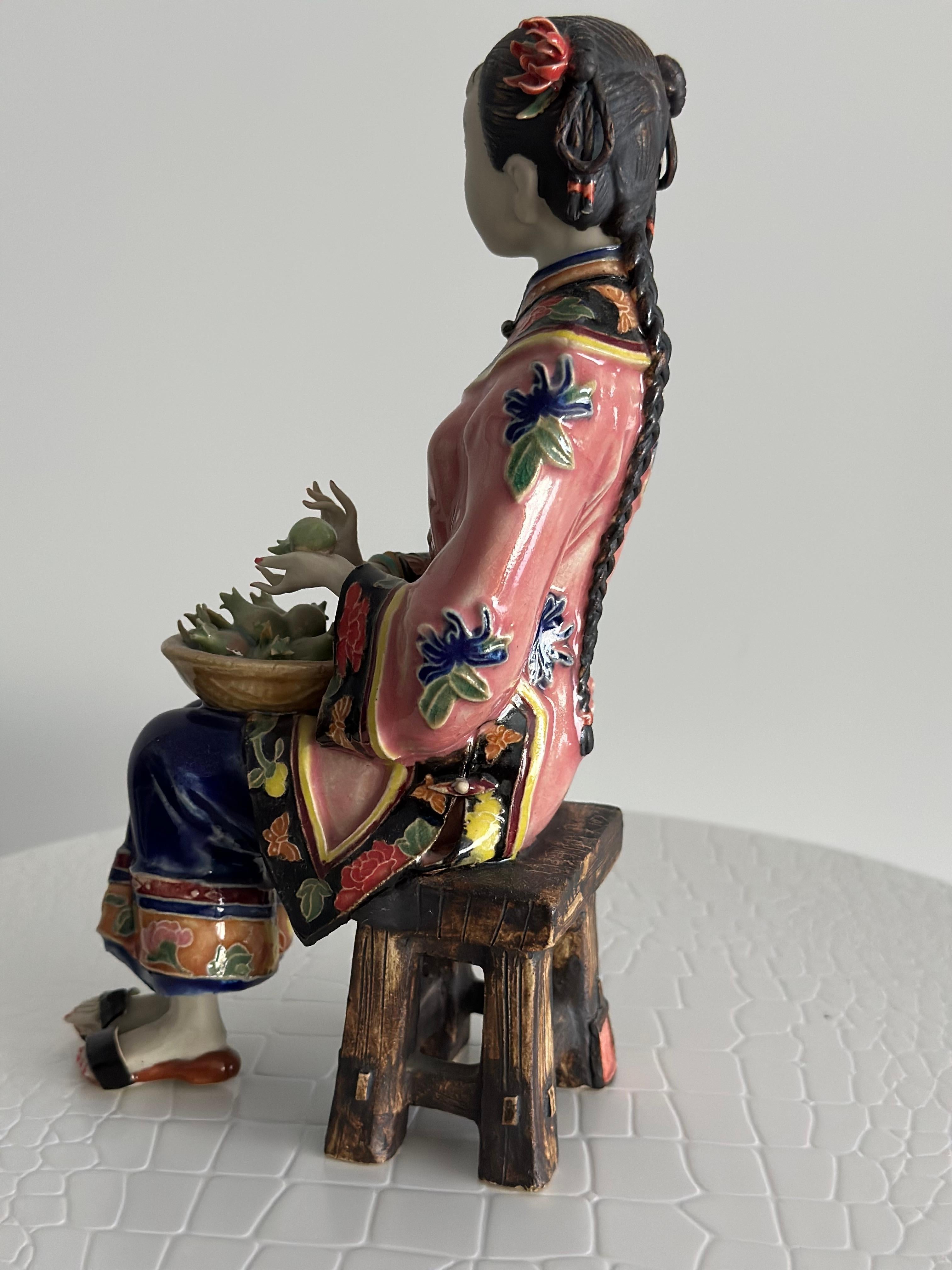 Fatto a mano Scultura in porcellana del 19° secolo di Antico Cinese, Ragazza con cesto di frutta in vendita