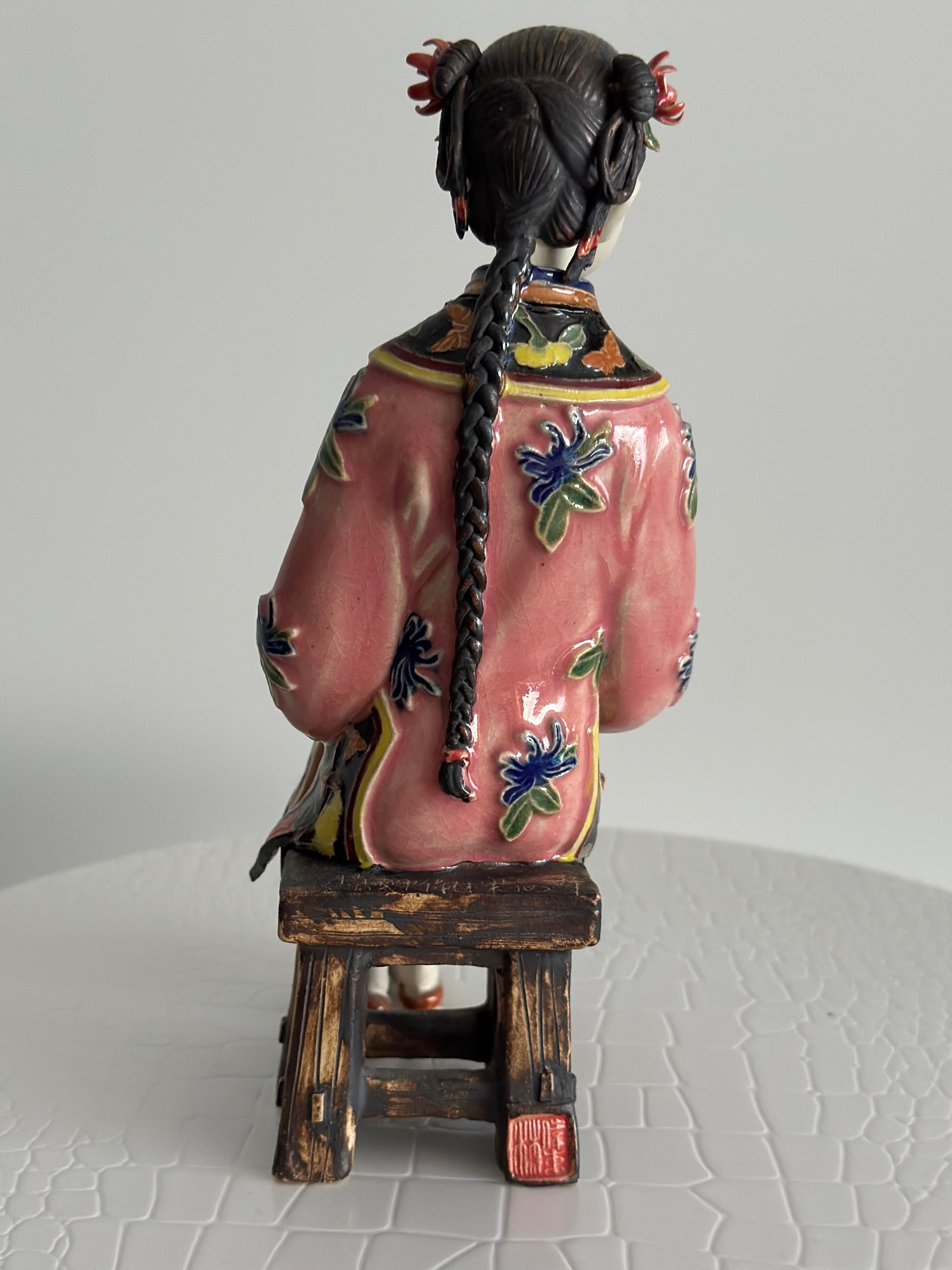 Scultura in porcellana del 19° secolo di Antico Cinese, Ragazza con cesto di frutta In condizioni buone in vendita a Hong Kong, HK