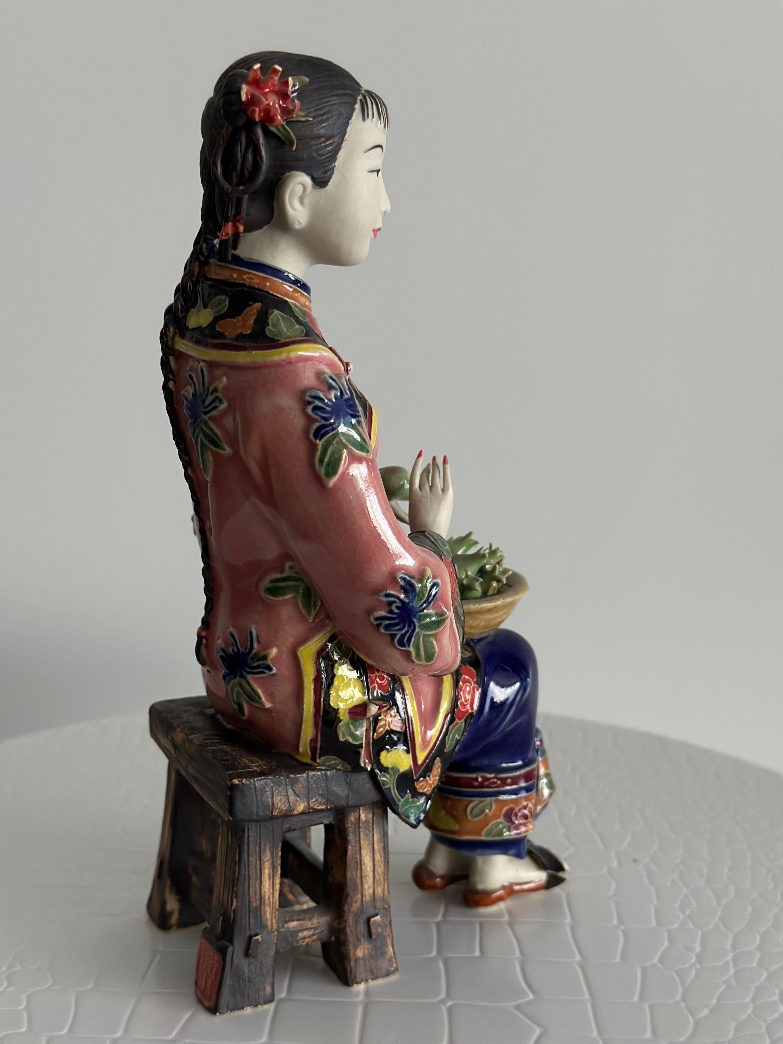 XIX secolo Scultura in porcellana del 19° secolo di Antico Cinese, Ragazza con cesto di frutta in vendita