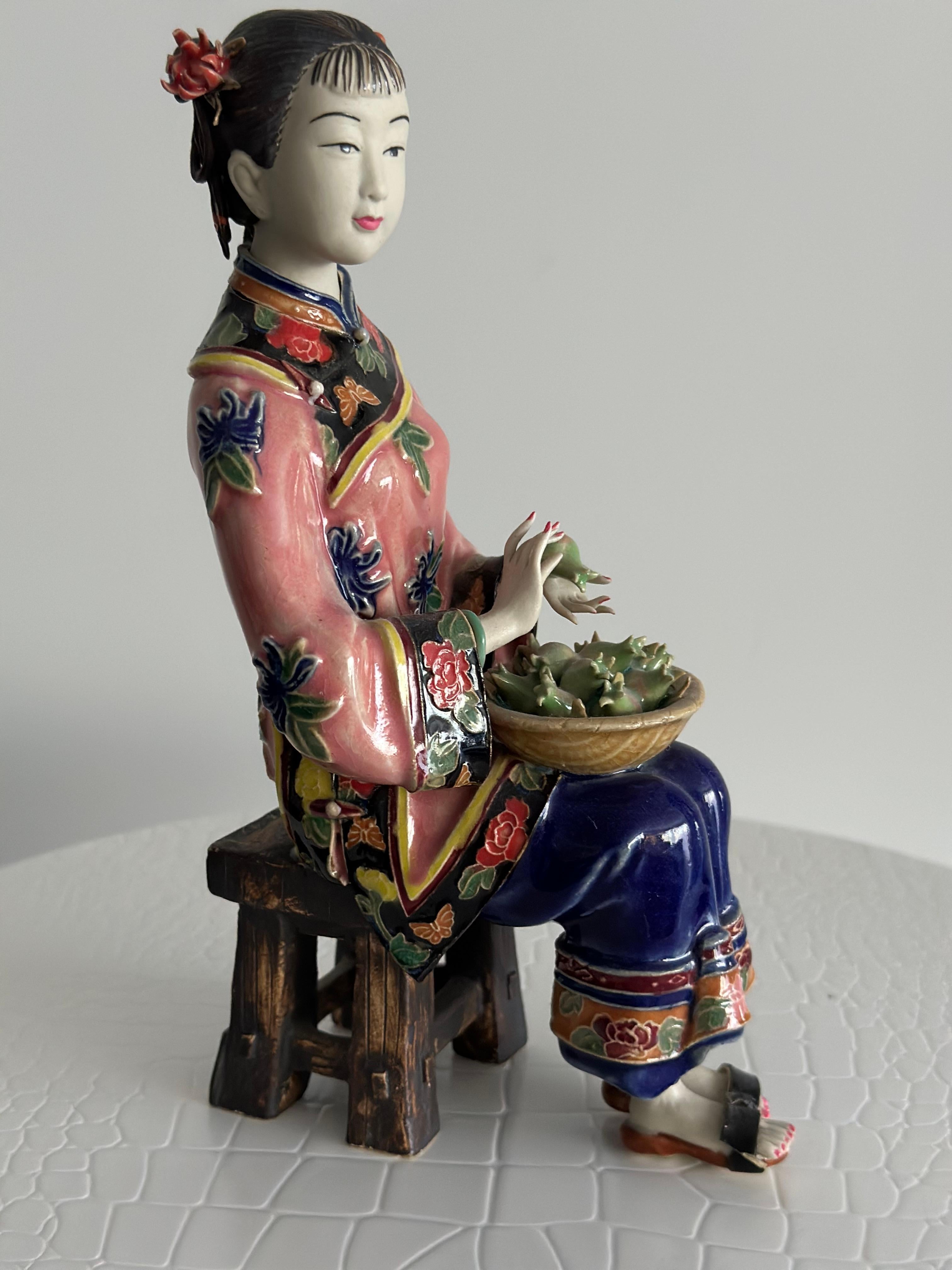 Porcellana Scultura in porcellana del 19° secolo di Antico Cinese, Ragazza con cesto di frutta in vendita