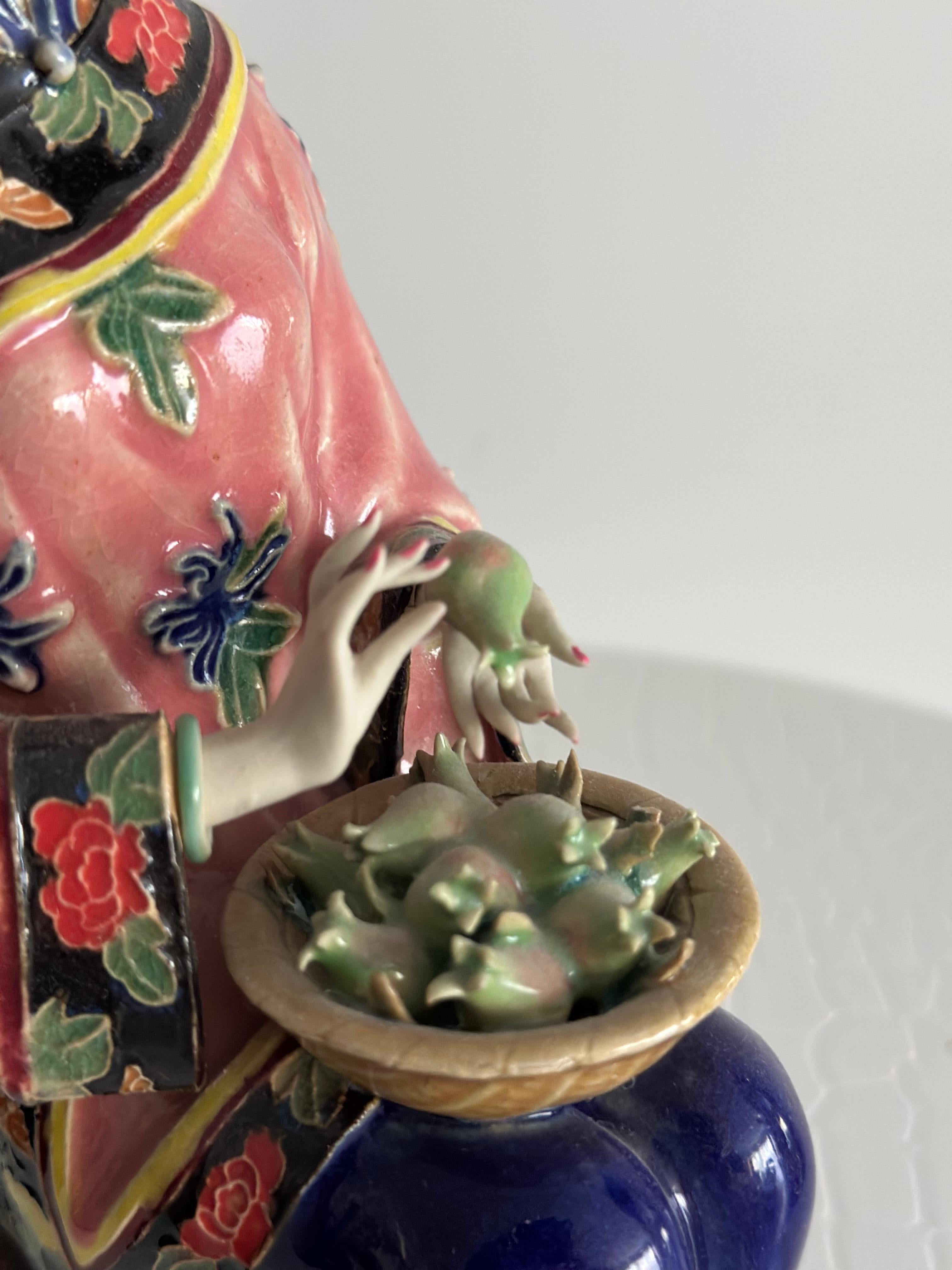 Scultura in porcellana del 19° secolo di Antico Cinese, Ragazza con cesto di frutta in vendita 1