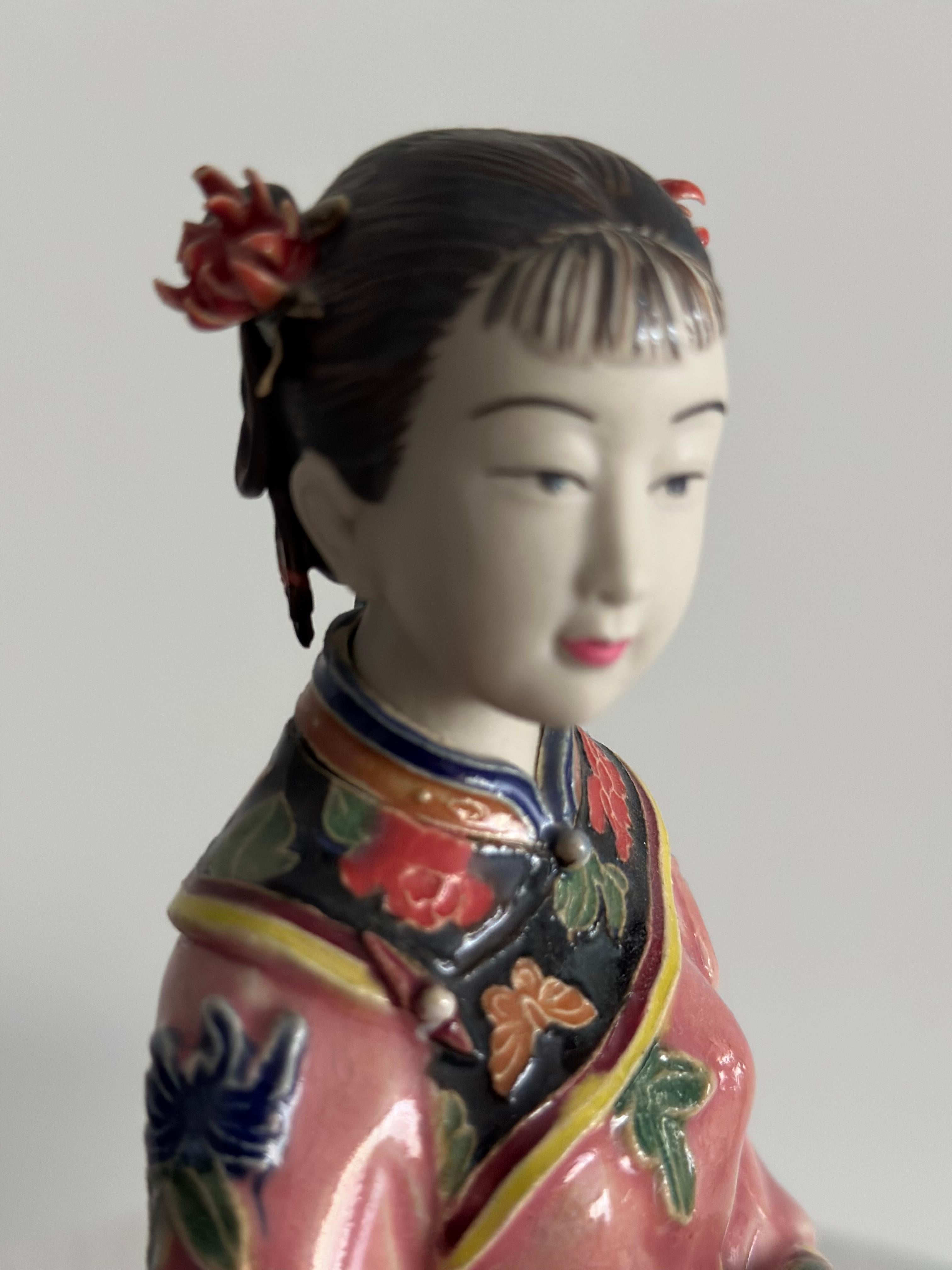 Scultura in porcellana del 19° secolo di Antico Cinese, Ragazza con cesto di frutta in vendita 2