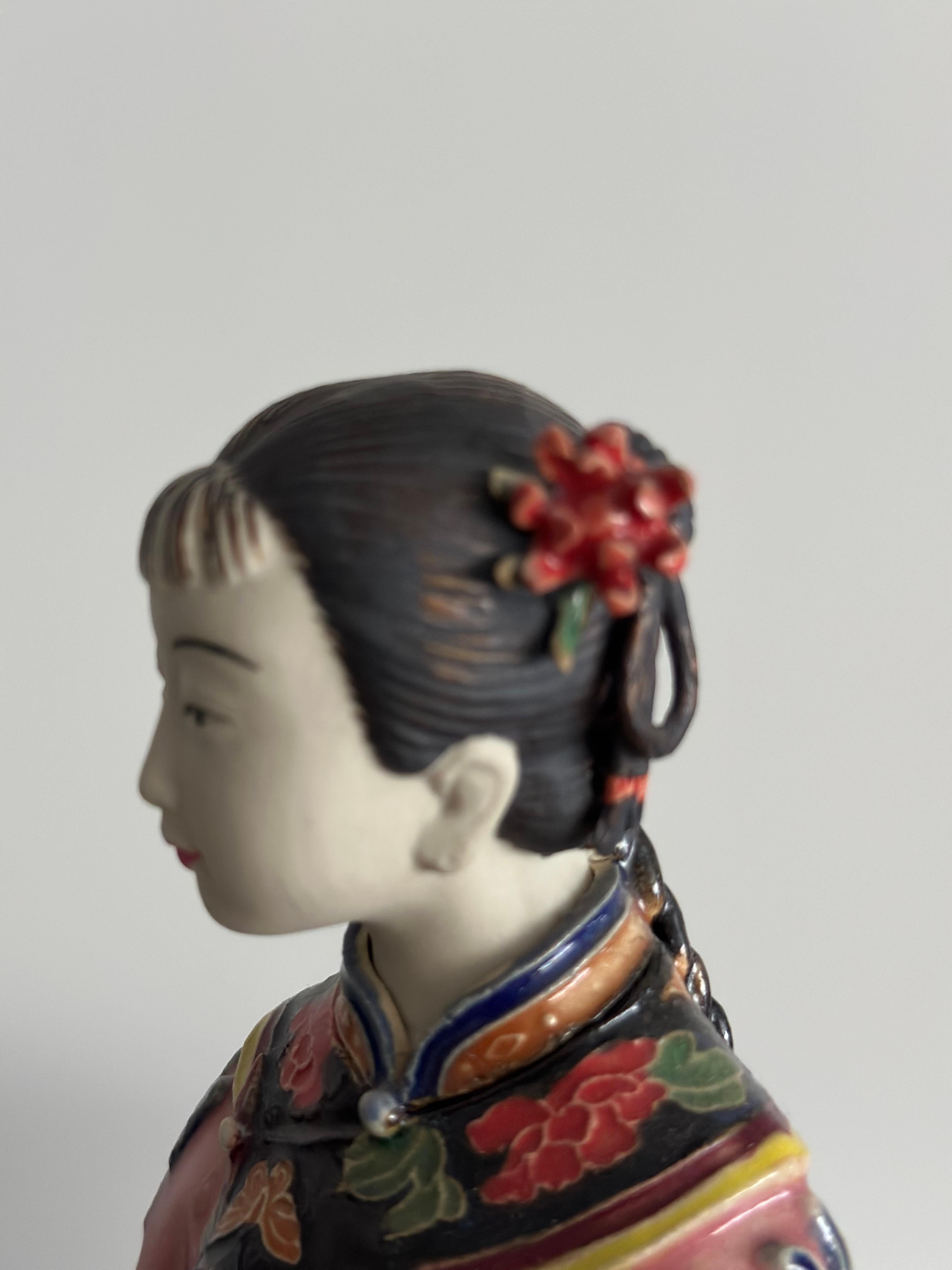 Scultura in porcellana del 19° secolo di Antico Cinese, Ragazza con cesto di frutta in vendita 3