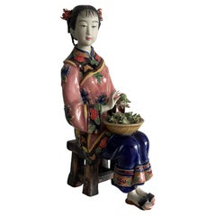 Escultura de porcelana china antigua del siglo XIX, Niña con cesta de frutas