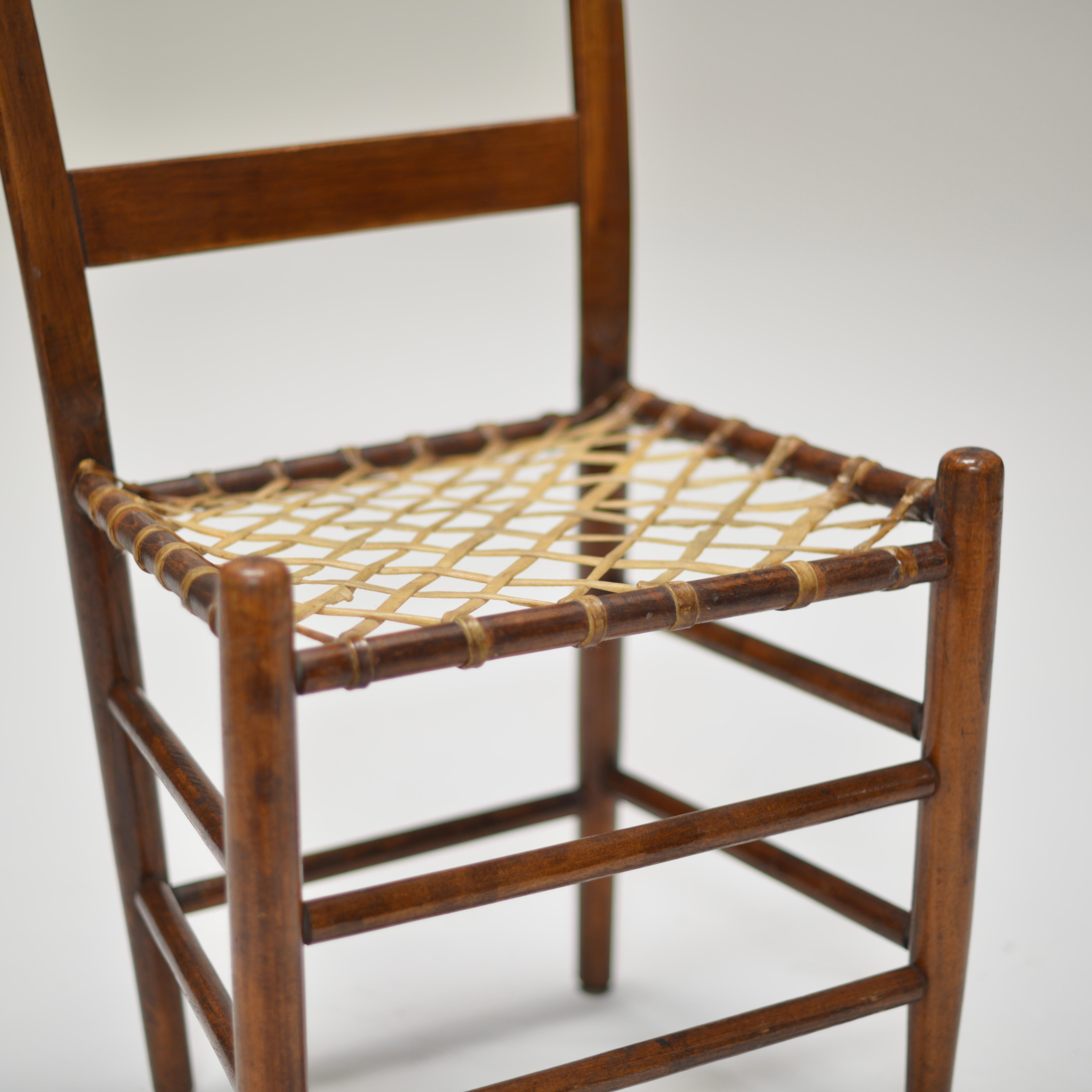 Primitive Stühle aus Rohleder des 19. Jahrhunderts, um 1850 im Angebot 11