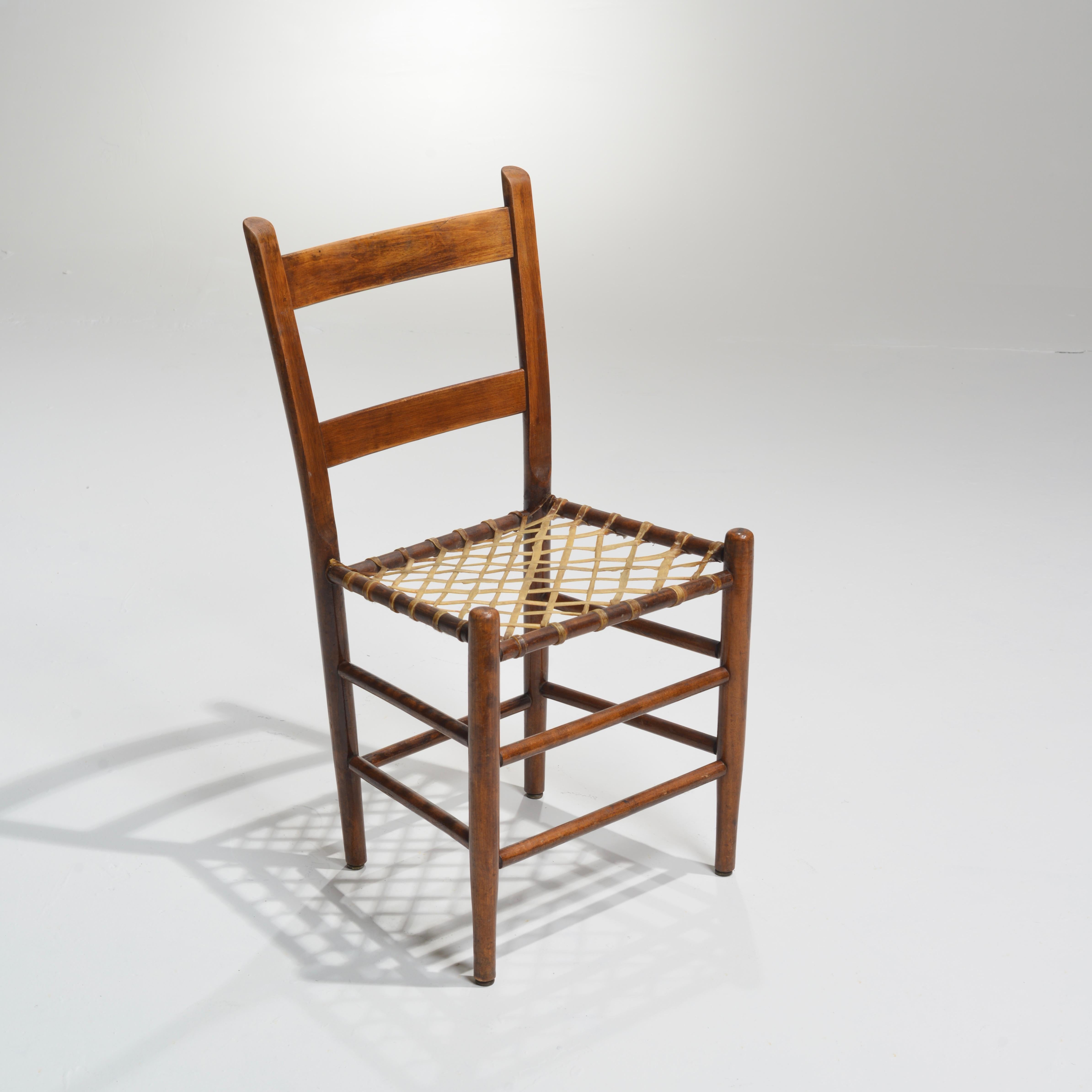 Primitive Stühle aus Rohleder des 19. Jahrhunderts, um 1850 (amerikanisch) im Angebot