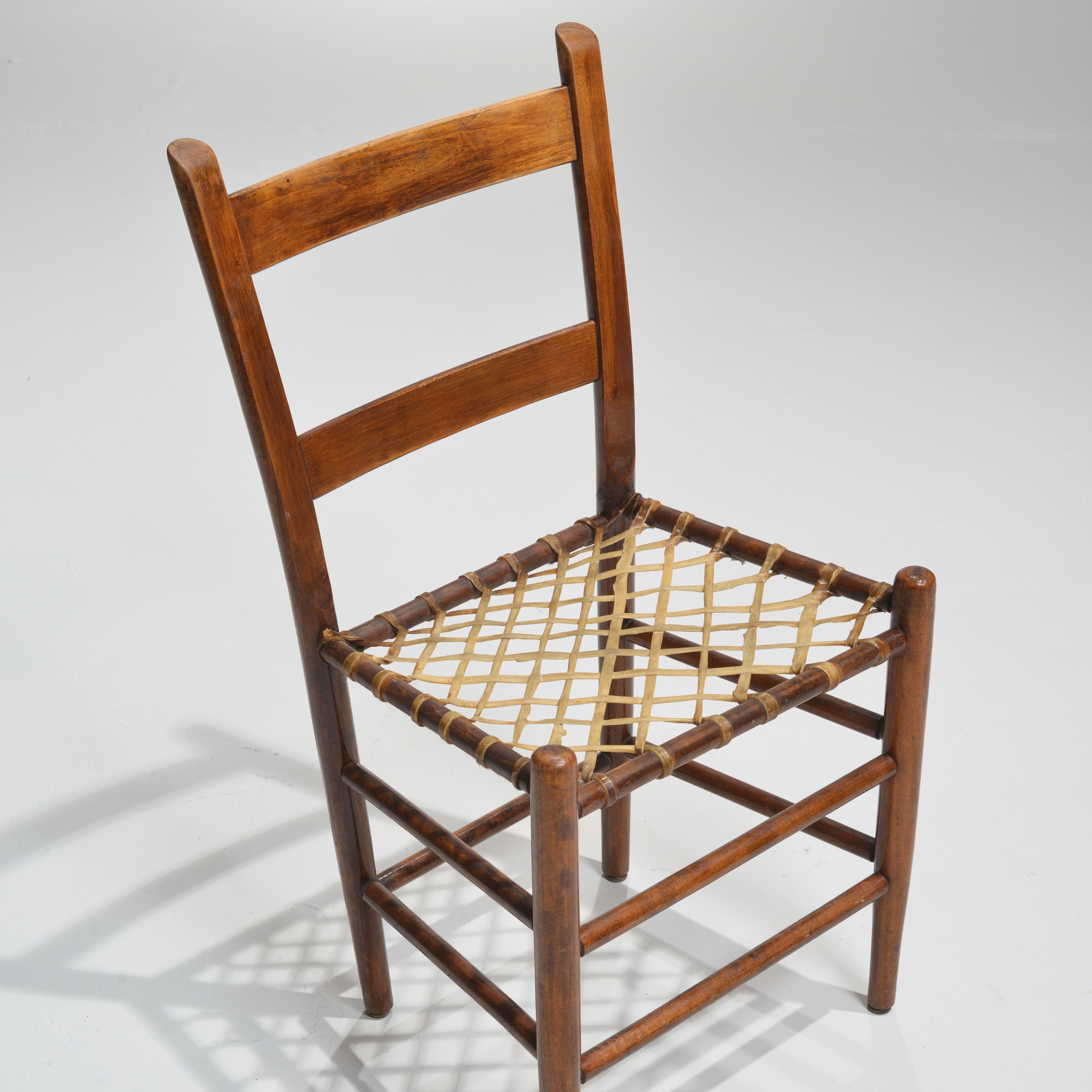 Primitive Stühle aus Rohleder des 19. Jahrhunderts, um 1850 im Angebot 1