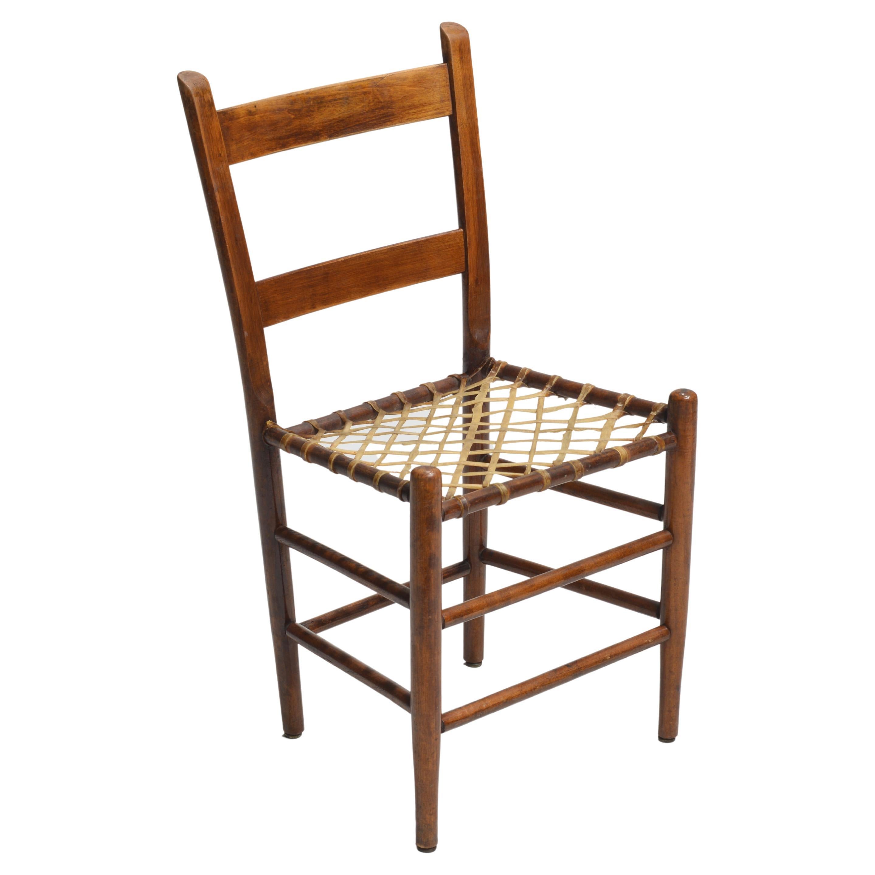 Dies ist ein seltener Satz von 8 handgefertigten hölzernen Esszimmerstühlen mit Sitzflächen aus Rohleder, ca. 1850's. Jeder Stuhl hat eine Leiterrückenlehne mit geflochtenen Sitzflächen aus Rohleder, und die Sägespuren sind deutlich sichtbar. Diese
