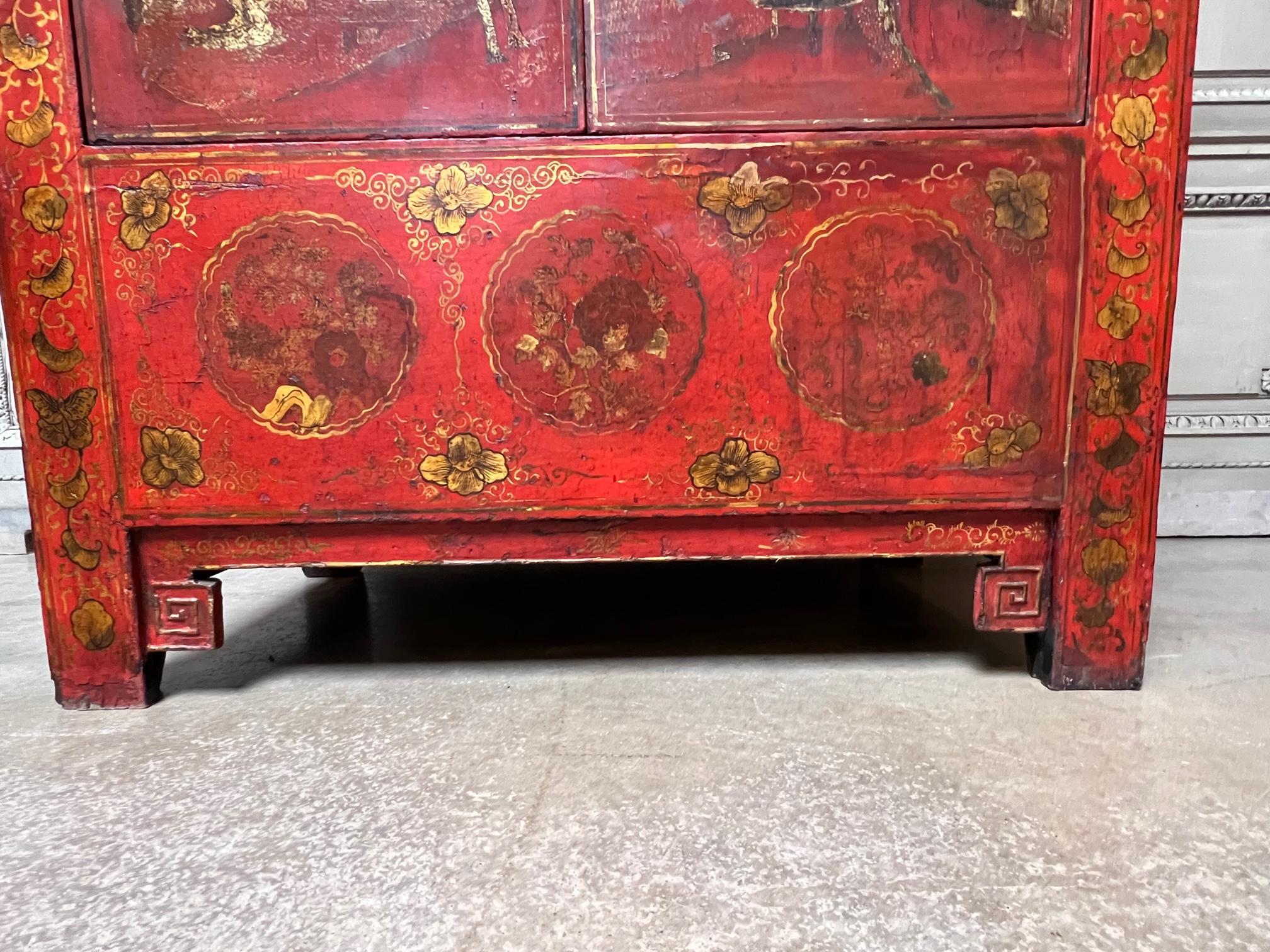 Armoire chinoise du 19ème siècle laquée rouge avec décoration dorée en vente 2