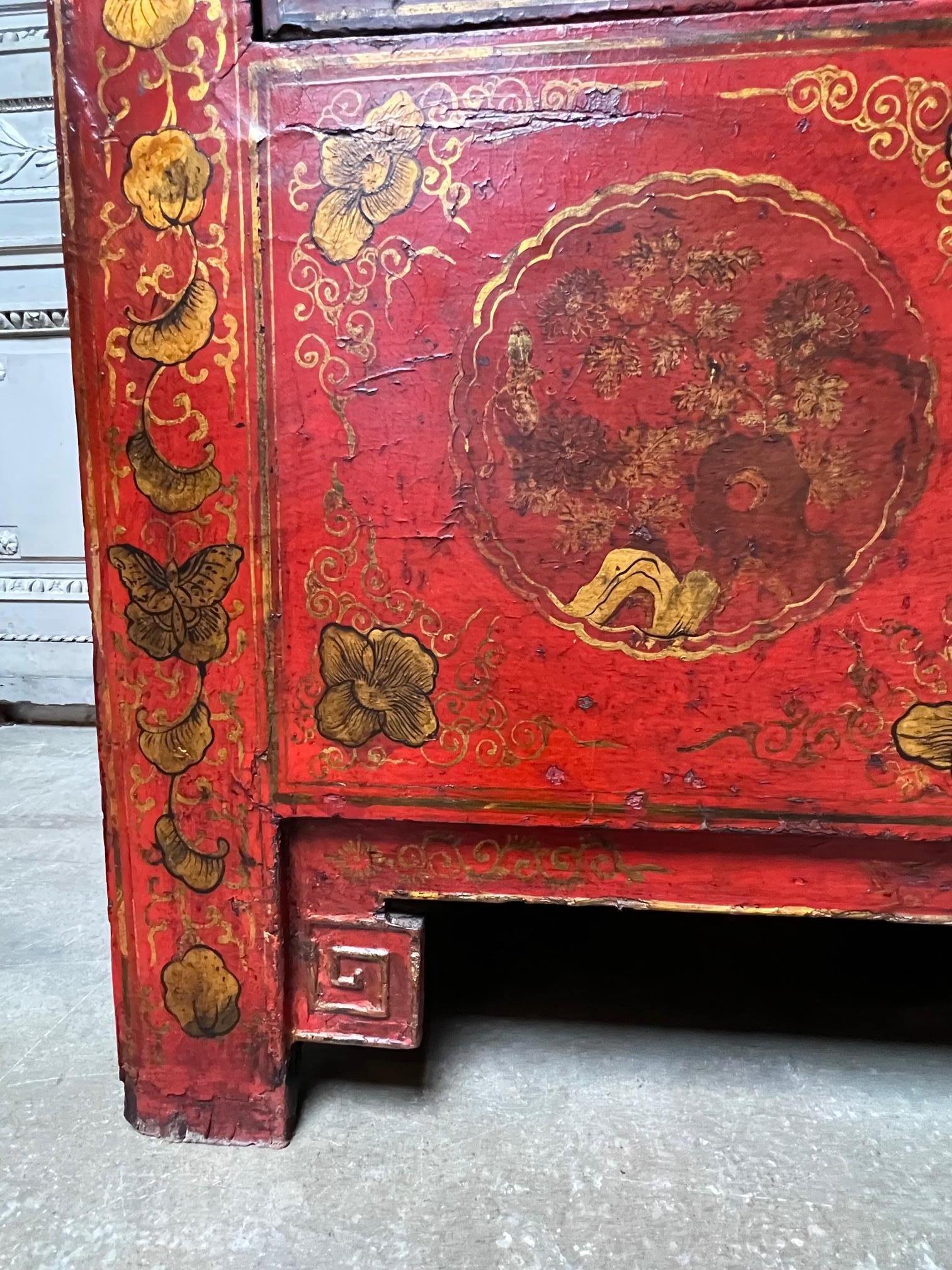 Armoire chinoise du 19ème siècle laquée rouge avec décoration dorée en vente 3