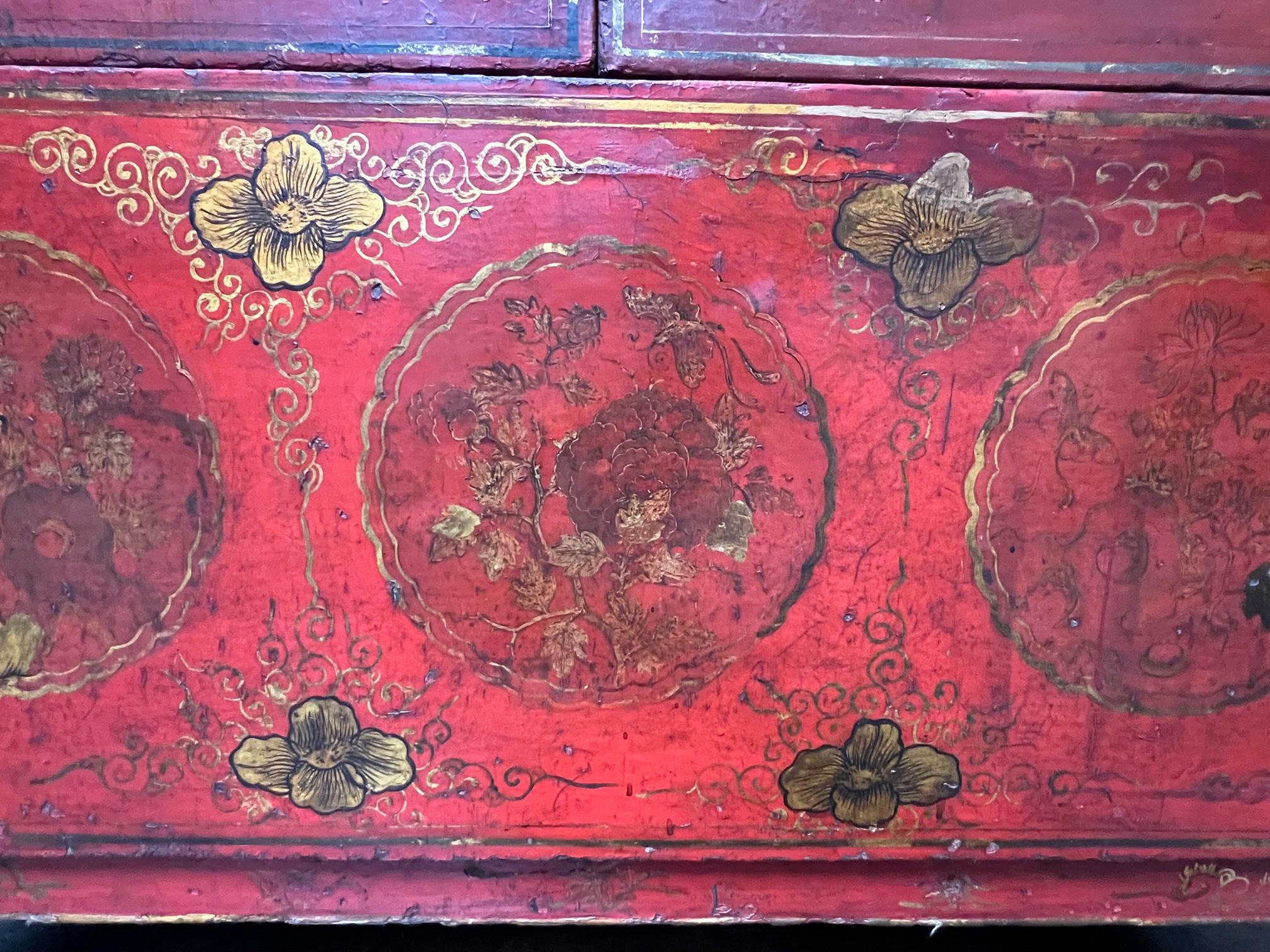 Armoire chinoise du 19ème siècle laquée rouge avec décoration dorée en vente 4