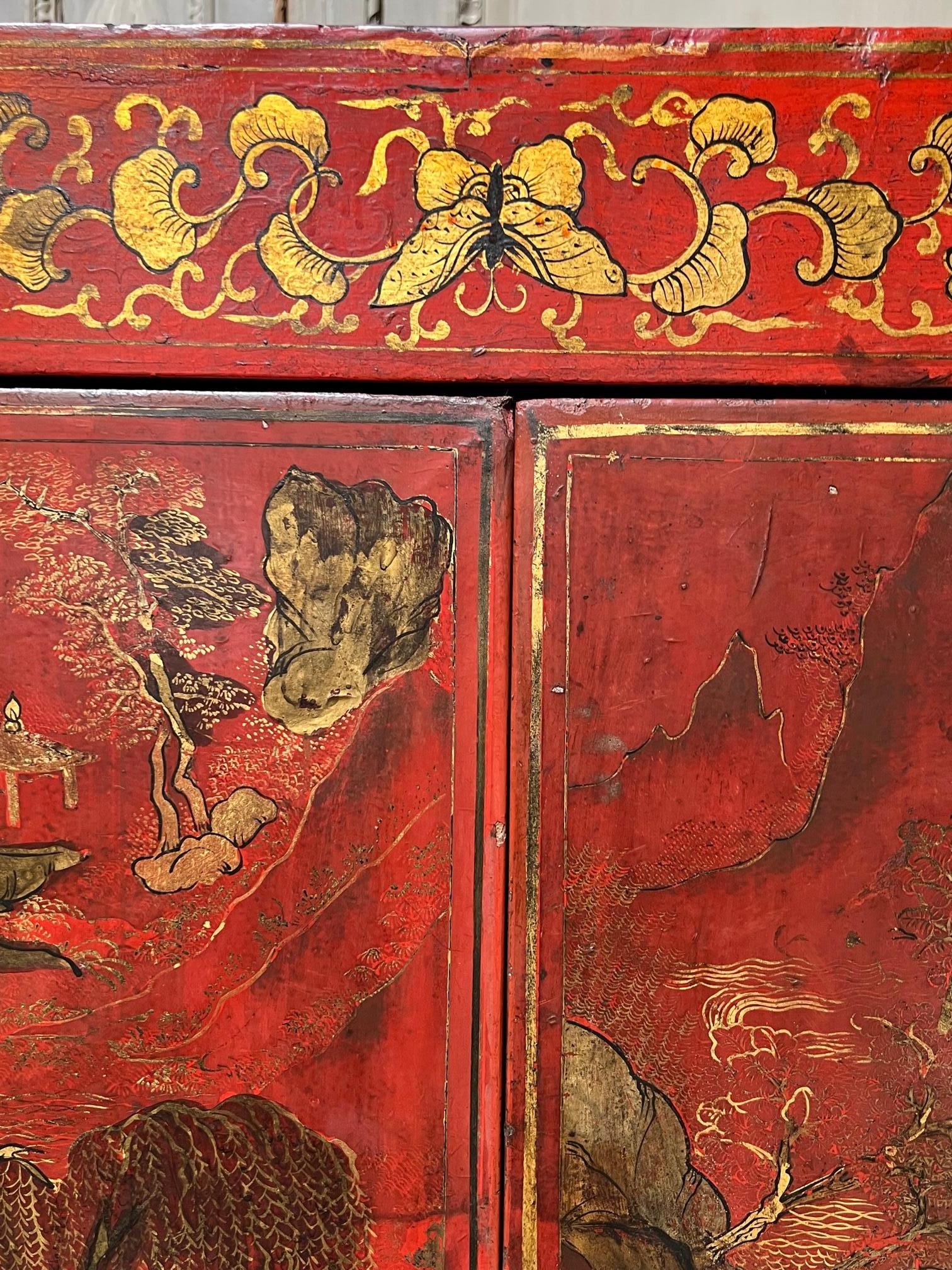 Armoire chinoise du 19ème siècle laquée rouge avec décoration dorée en vente 5