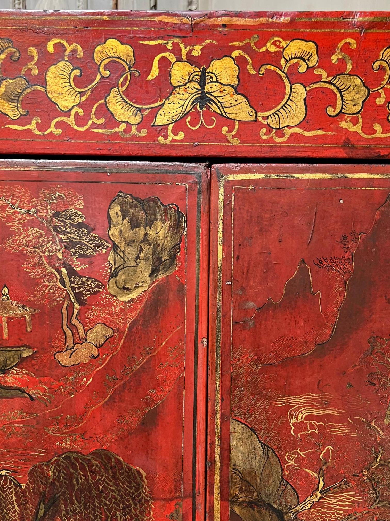 Armadio cinese laccato rosso del XIX secolo con decorazioni dorate in vendita 7