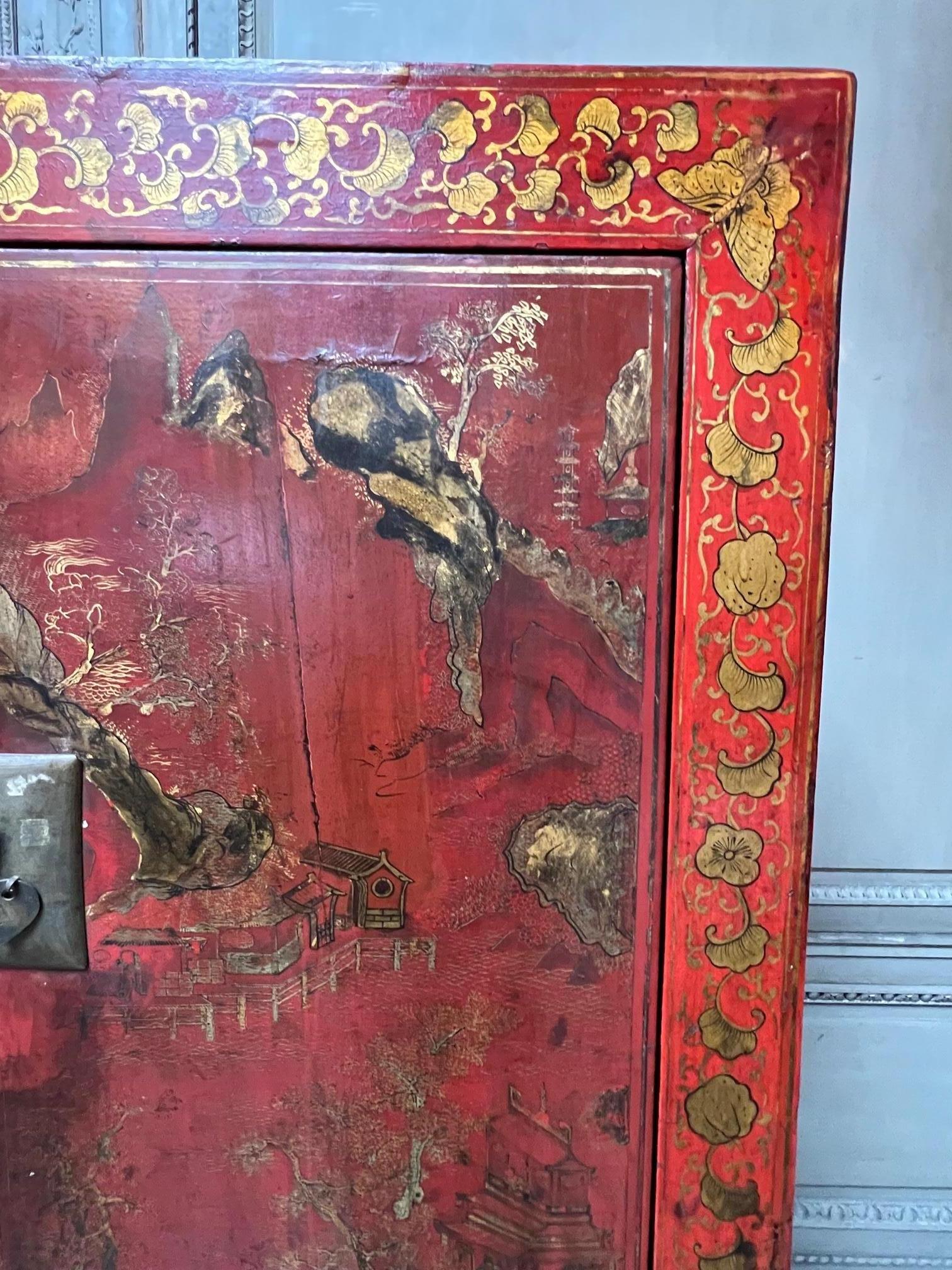 Armoire chinoise du 19ème siècle laquée rouge avec décoration dorée en vente 6