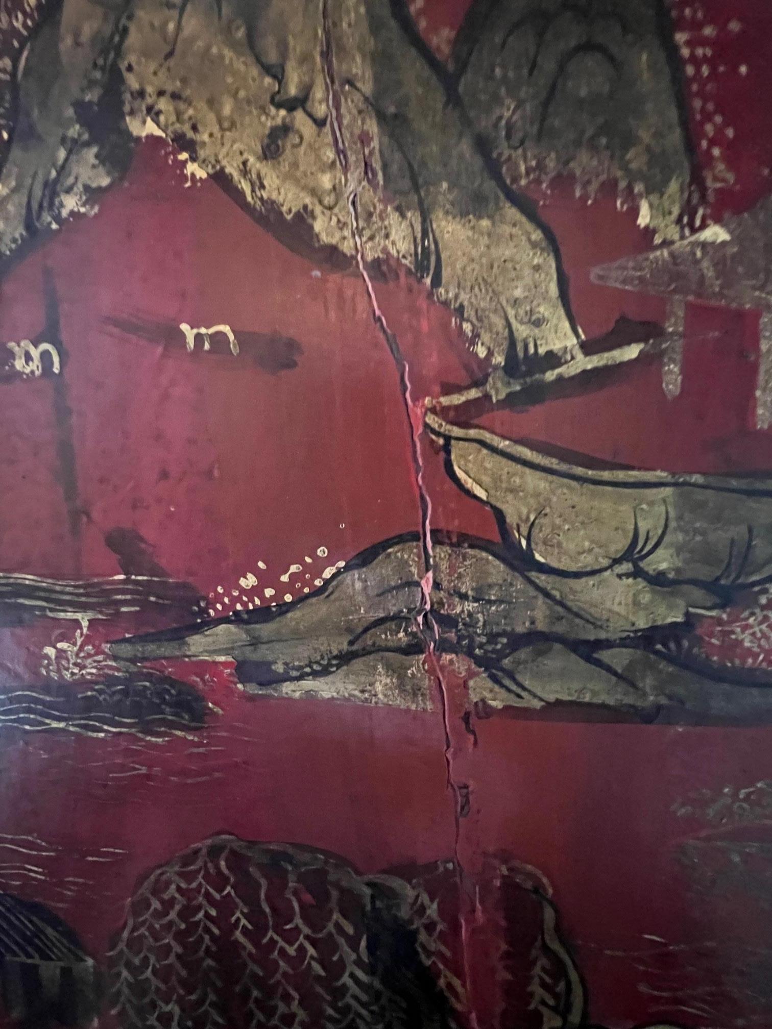Armoire chinoise du 19ème siècle laquée rouge avec décoration dorée en vente 7