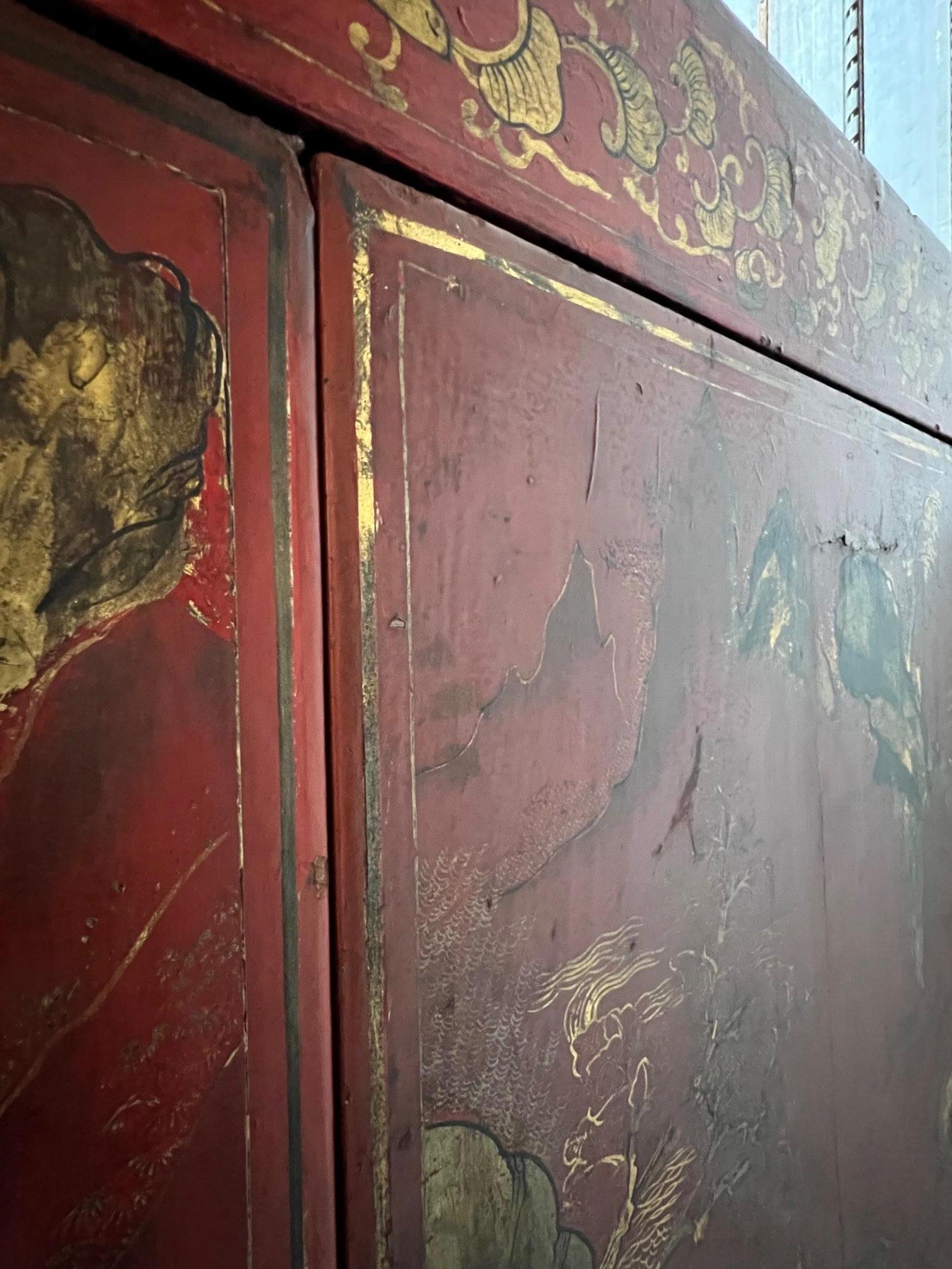 Armoire chinoise du 19ème siècle laquée rouge avec décoration dorée en vente 8