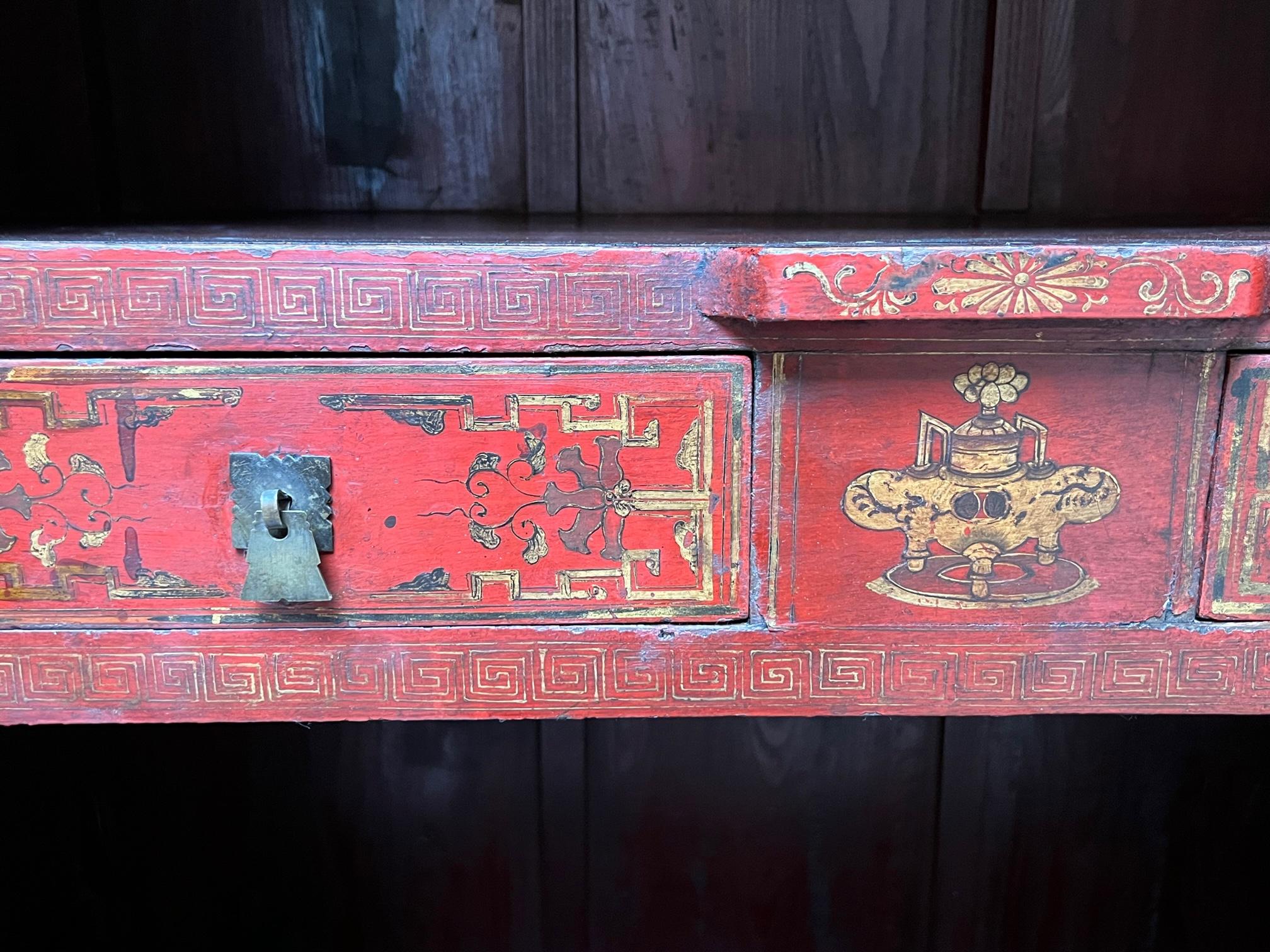 Chinoiseries Armoire chinoise du 19ème siècle laquée rouge avec décoration dorée en vente