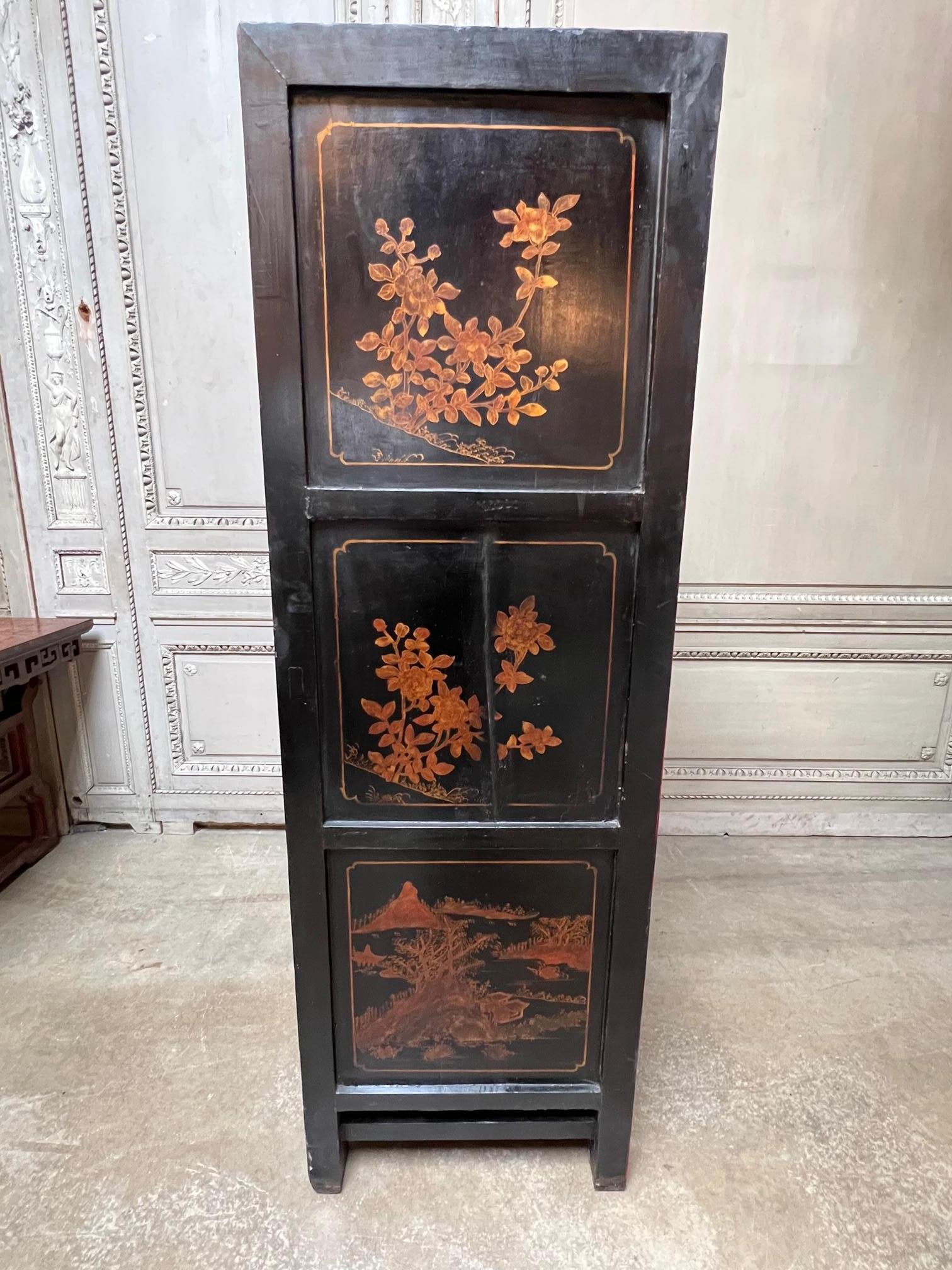 Armoire chinoise du 19ème siècle laquée rouge avec décoration dorée Bon état - En vente à Dallas, TX