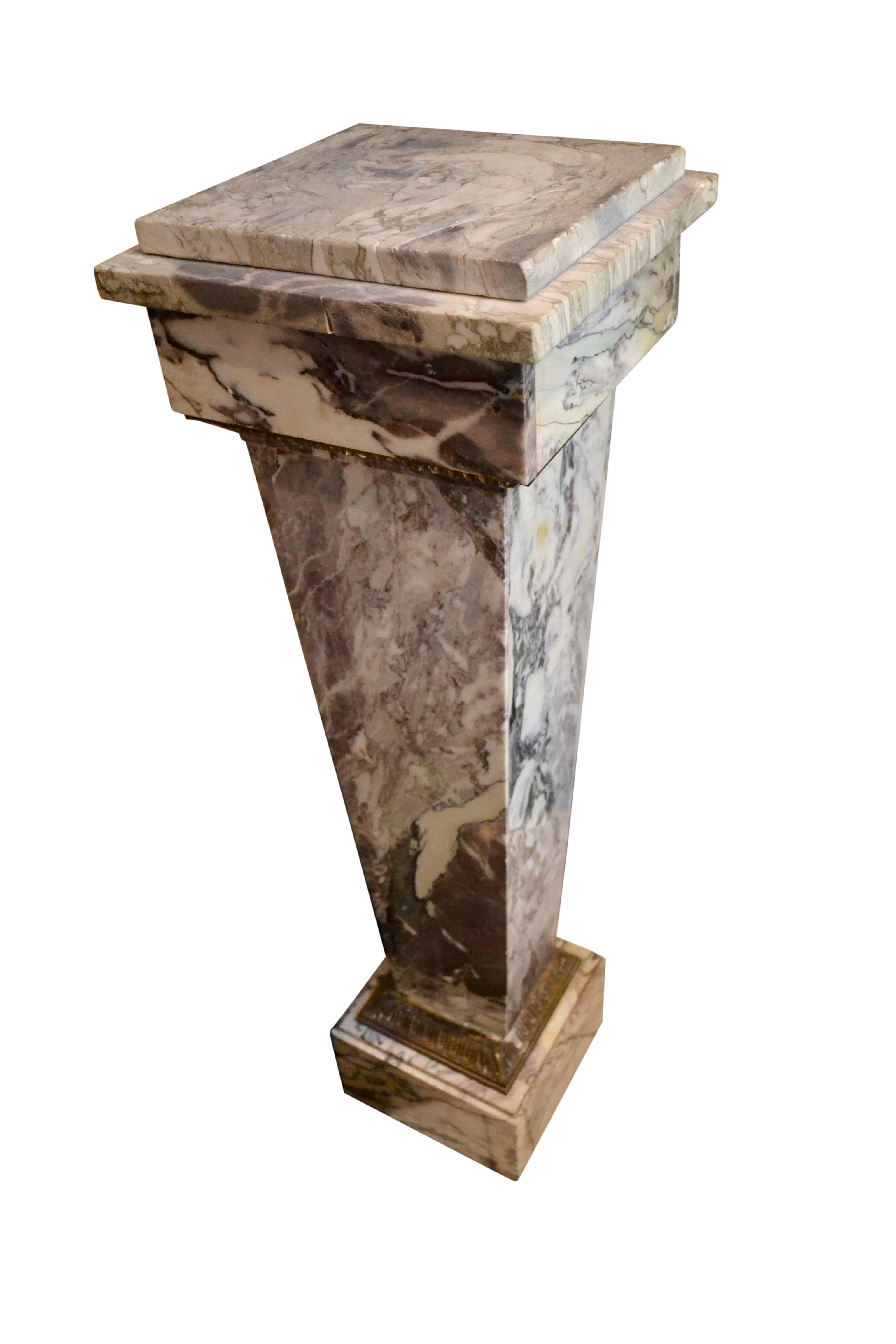 Néoclassique colonne carrée effilée en marbre gris du 19ème siècle avec bordure en bronze en vente