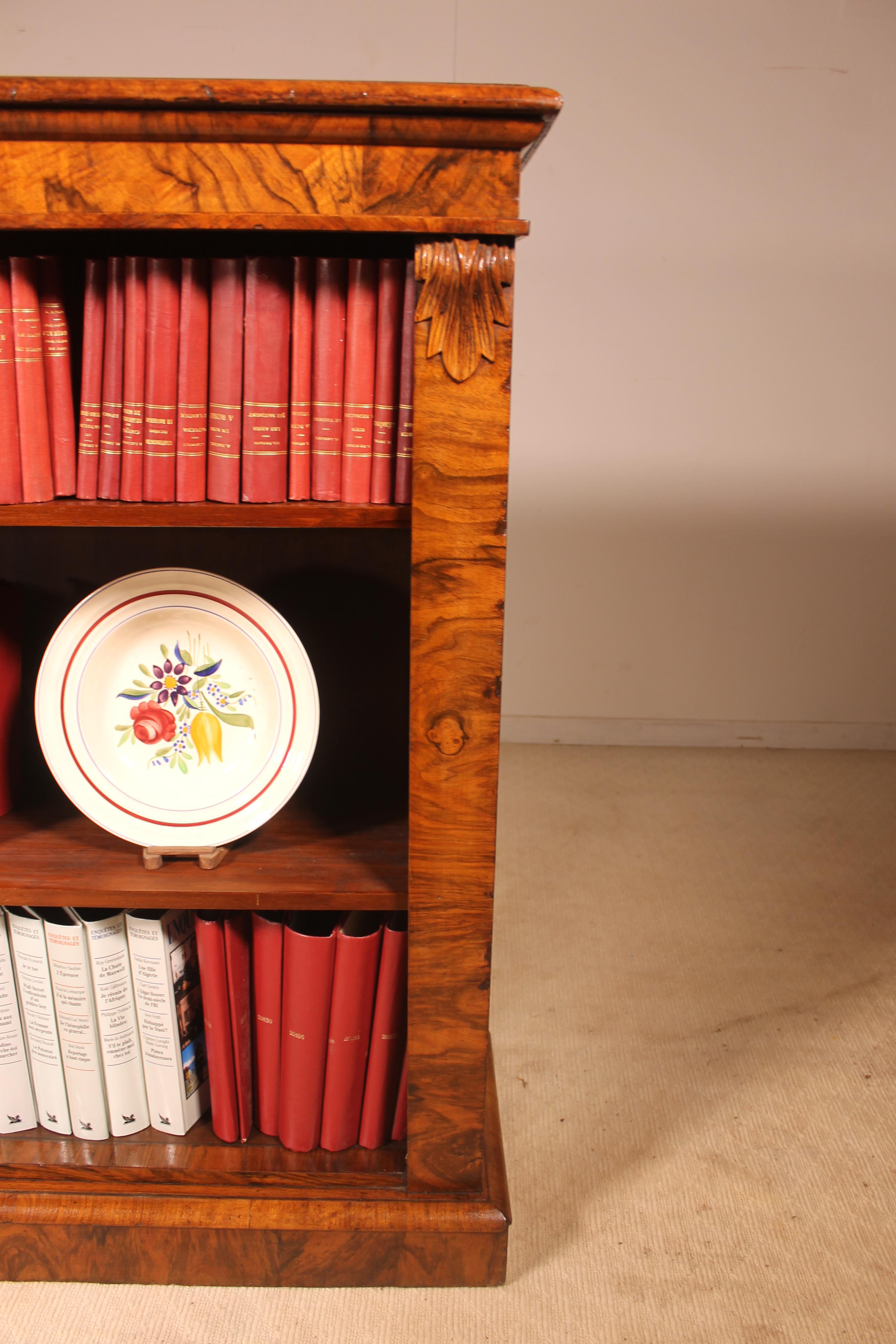 Magnificent 19th century English open walnut bookcase 
Lovely carving in the top of the bookcase 
well proportioned bookcase that has a rack with buttons that allows you to adjust the height of the shelves.

original shelves with a beautiful