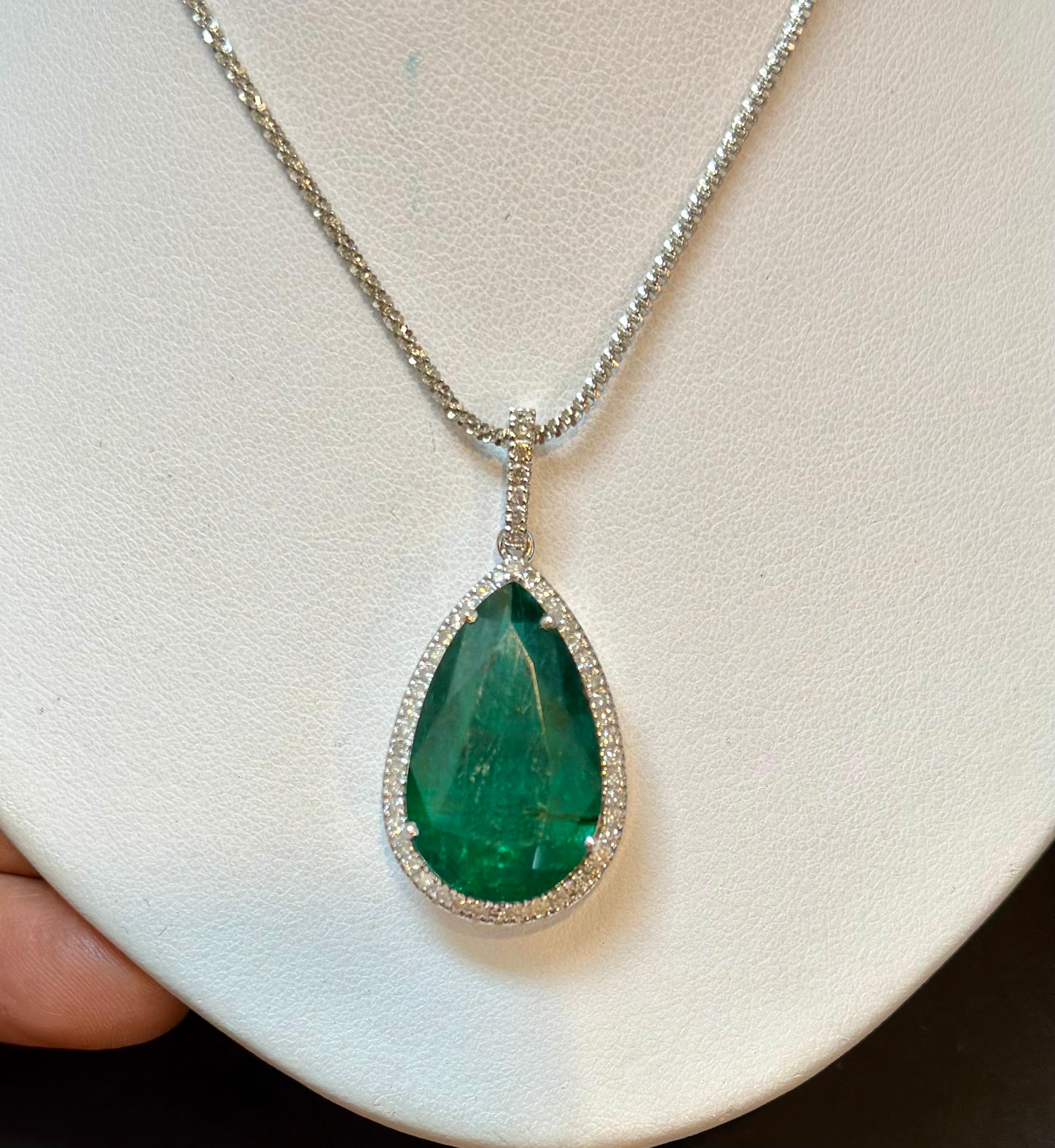 19 Ct Pear Cut Emerald & 1 Ct Diamond Halo Pendent/Necklace 14 KW Gold Chain For Sale 7