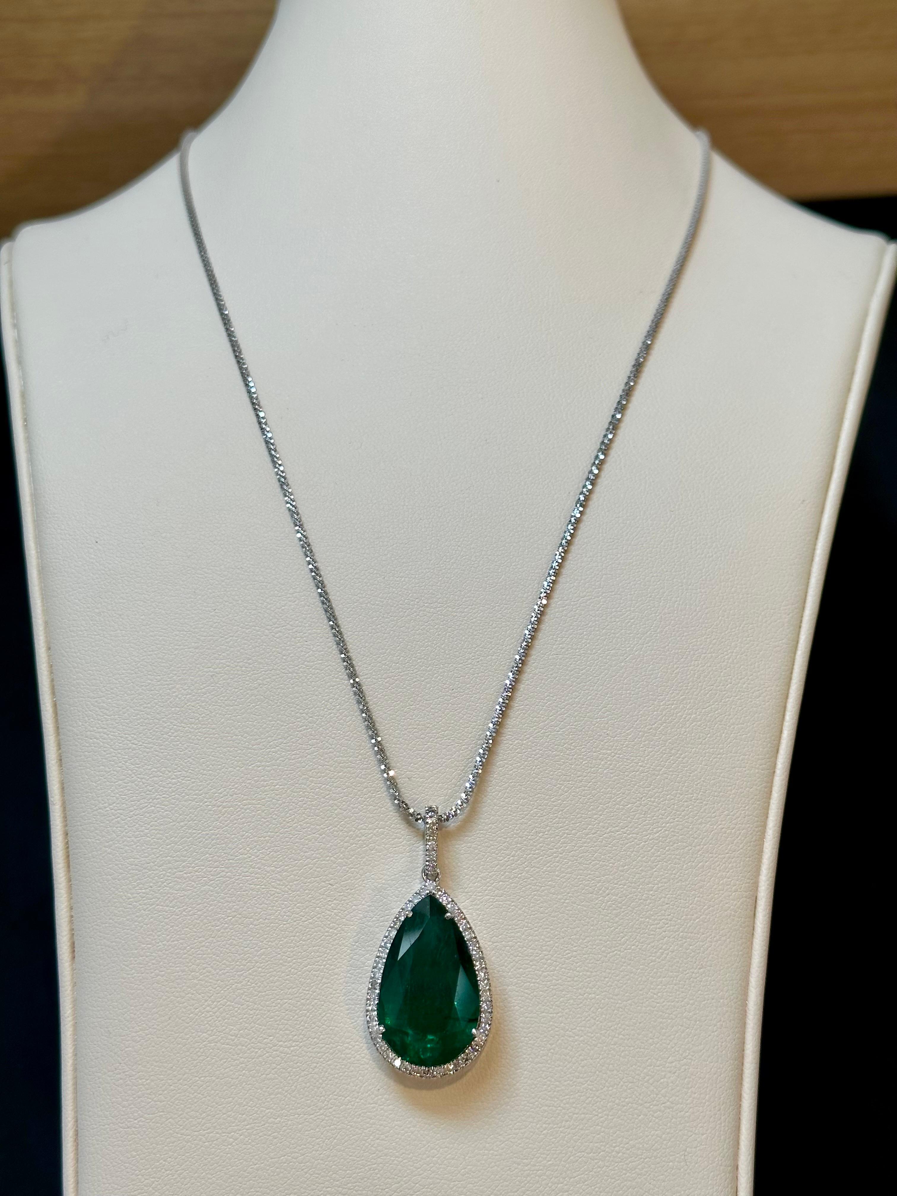 19 Ct Pear Cut Emerald & 1 Ct Diamond Halo Pendent/Necklace 14 KW Gold Chain For Sale 8