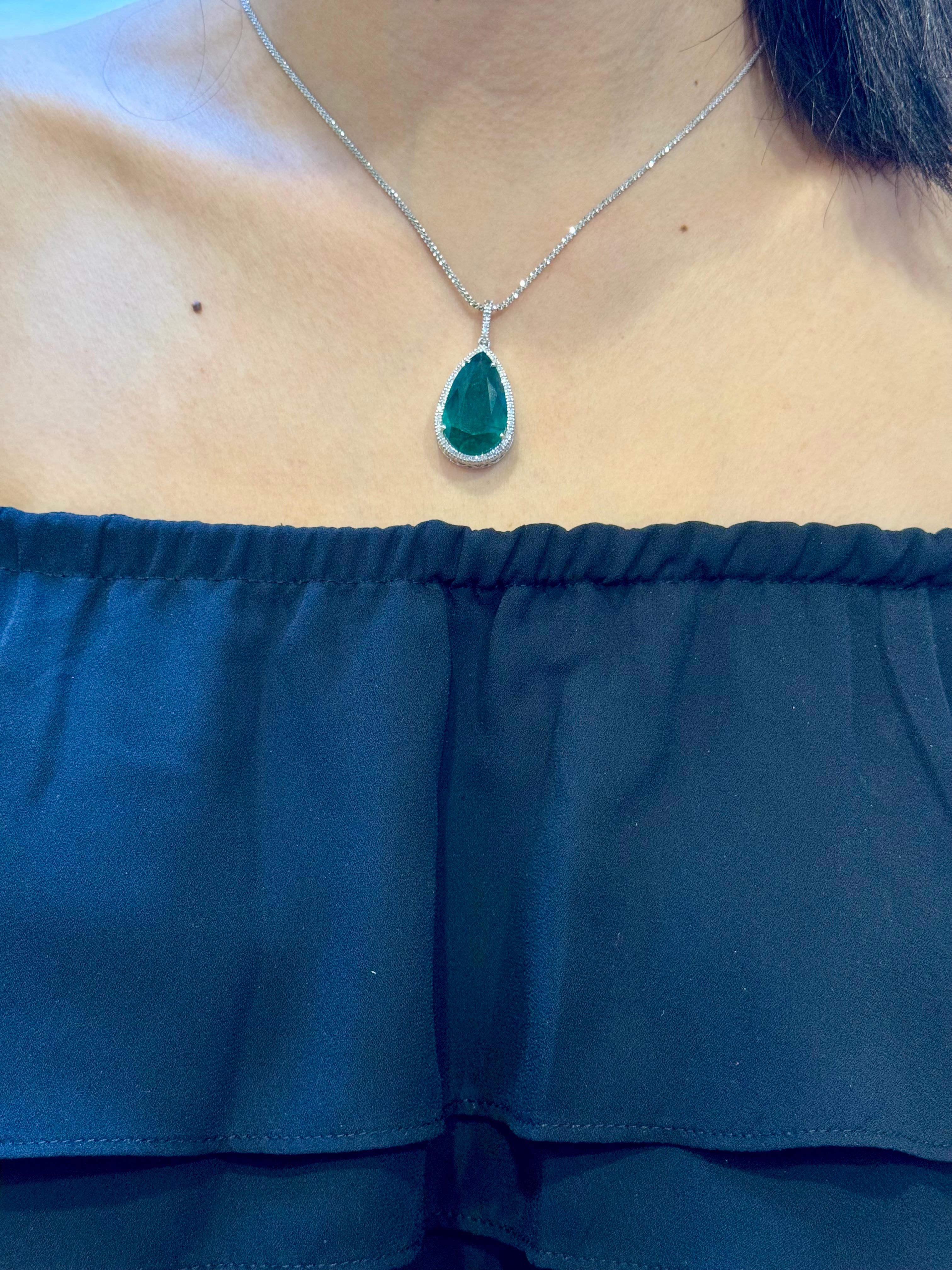 19 Ct Pear Cut Emerald & 1 Ct Diamond Halo Pendent/Necklace 14 KW Gold Chain For Sale 12