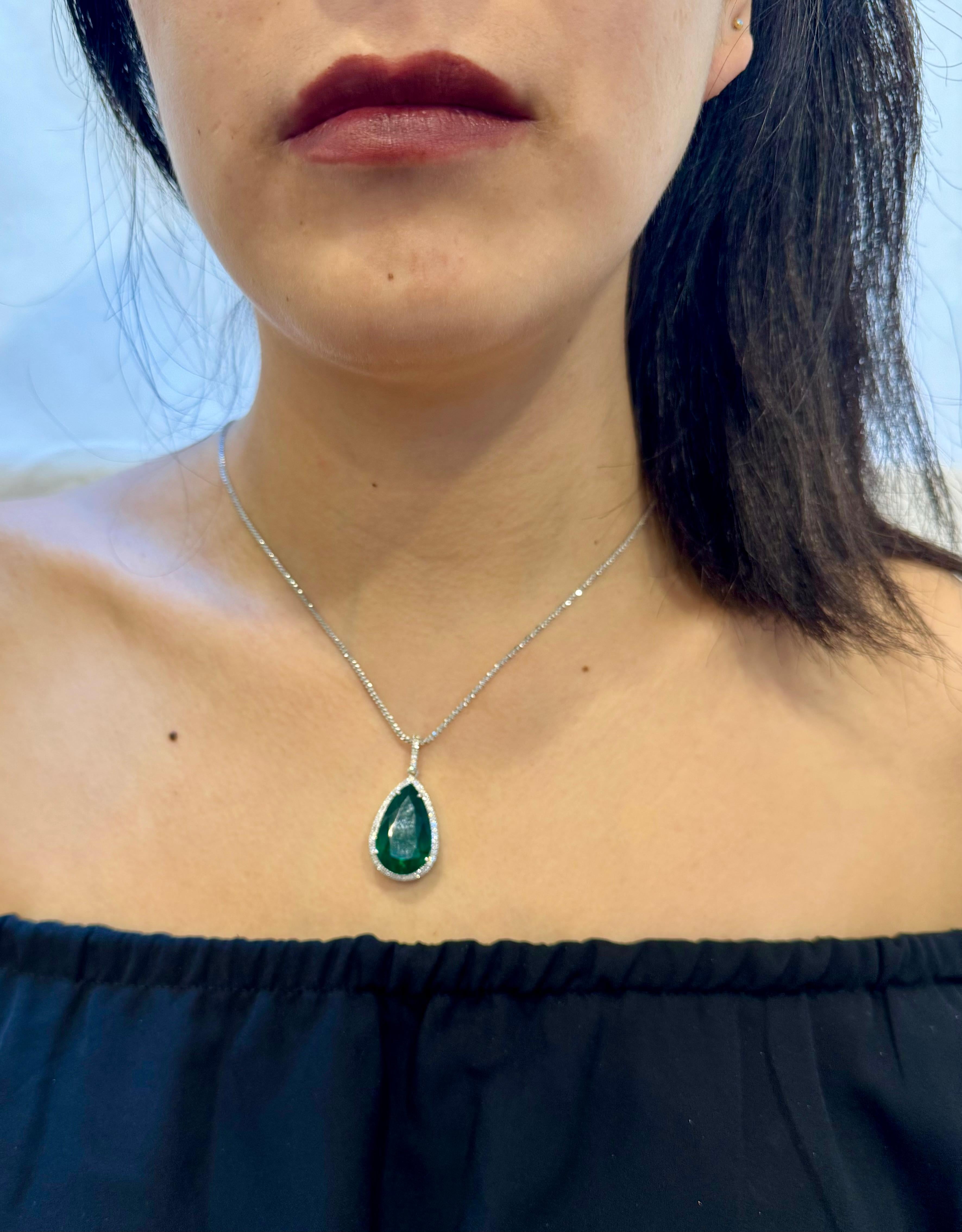 19 Ct Pear Cut Emerald & 1 Ct Diamond Halo Pendent/Necklace 14 KW Gold Chain For Sale 14
