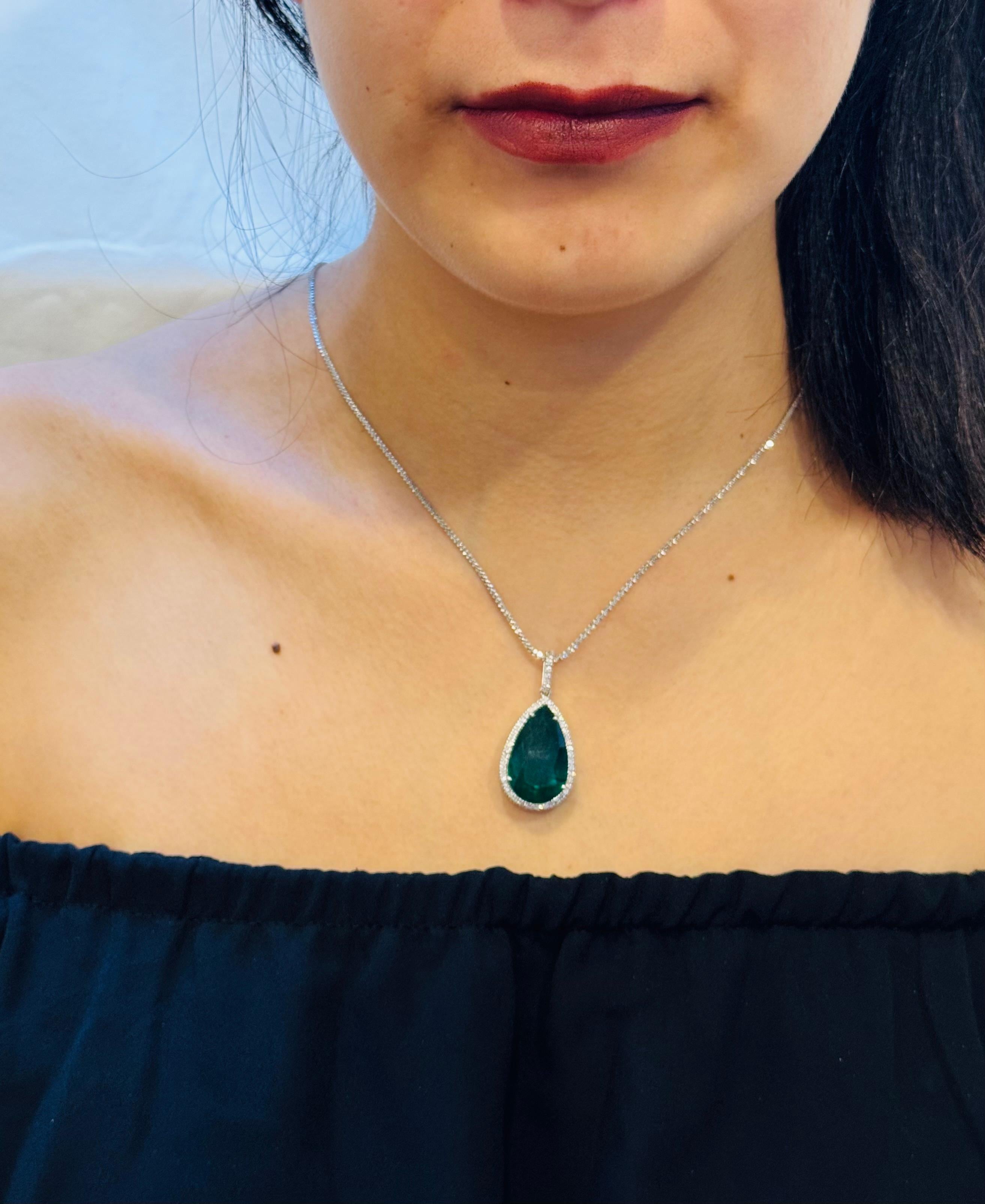 19 Ct Pear Cut Emerald & 1 Ct Diamond Halo Pendent/Necklace 14 KW Gold Chain For Sale 15