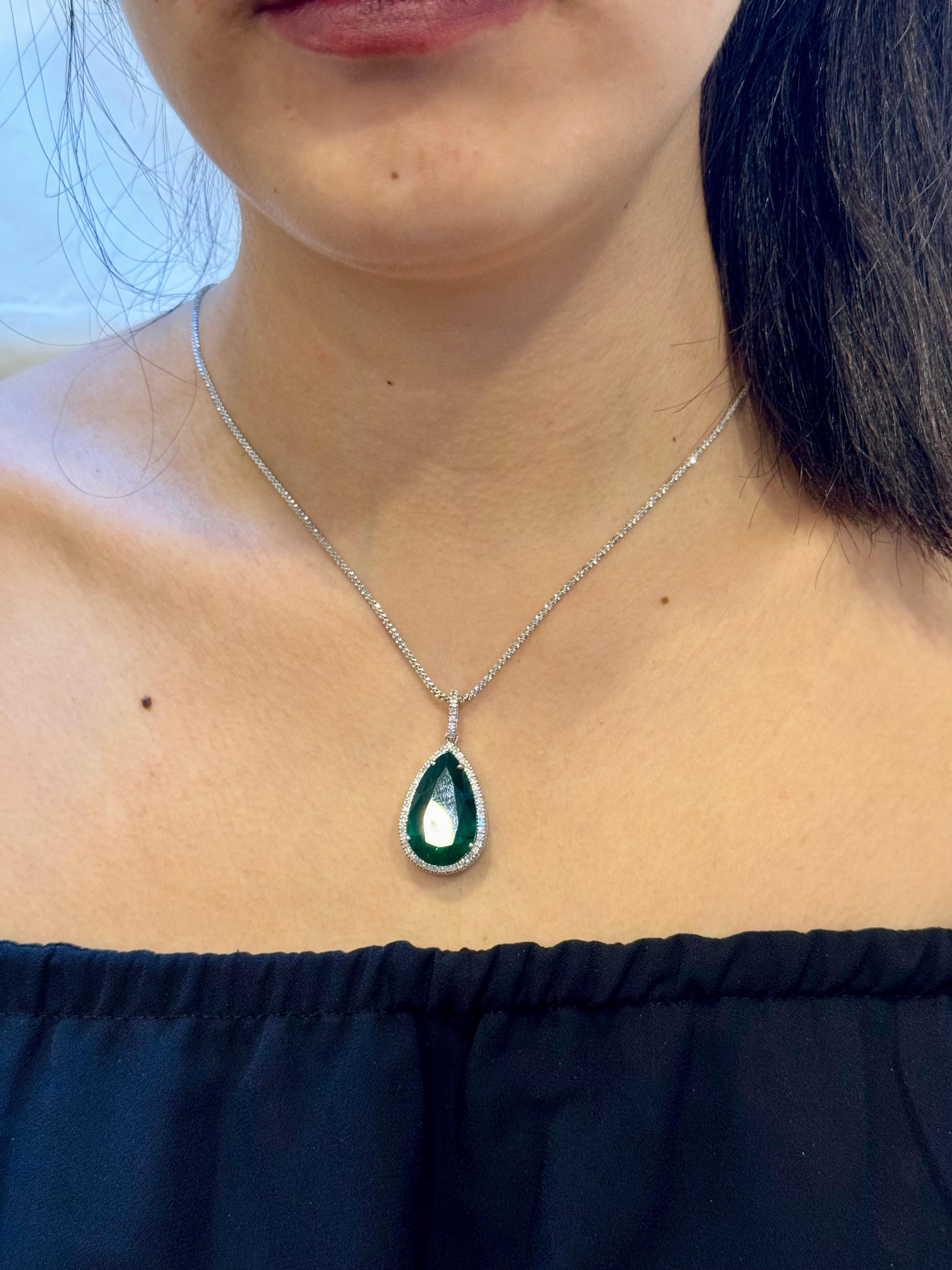 19 Ct Pear Cut Emerald & 1 Ct Diamond Halo Pendent/Necklace 14 KW Gold Chain For Sale 16
