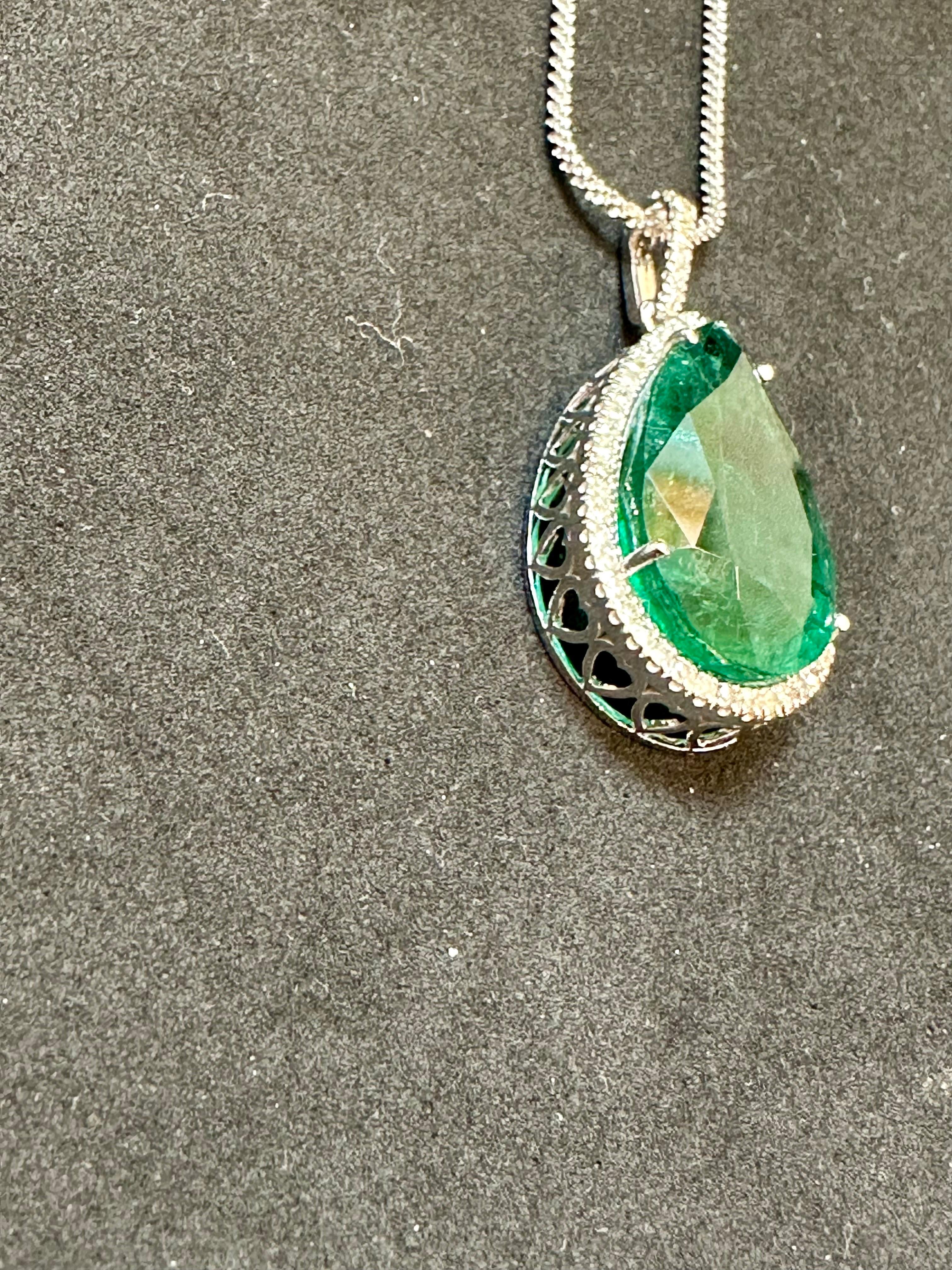 19 Ct Pear Cut Emerald & 1 Ct Diamond Halo Pendent/Necklace 14 KW Gold Chain In Excellent Condition For Sale In New York, NY