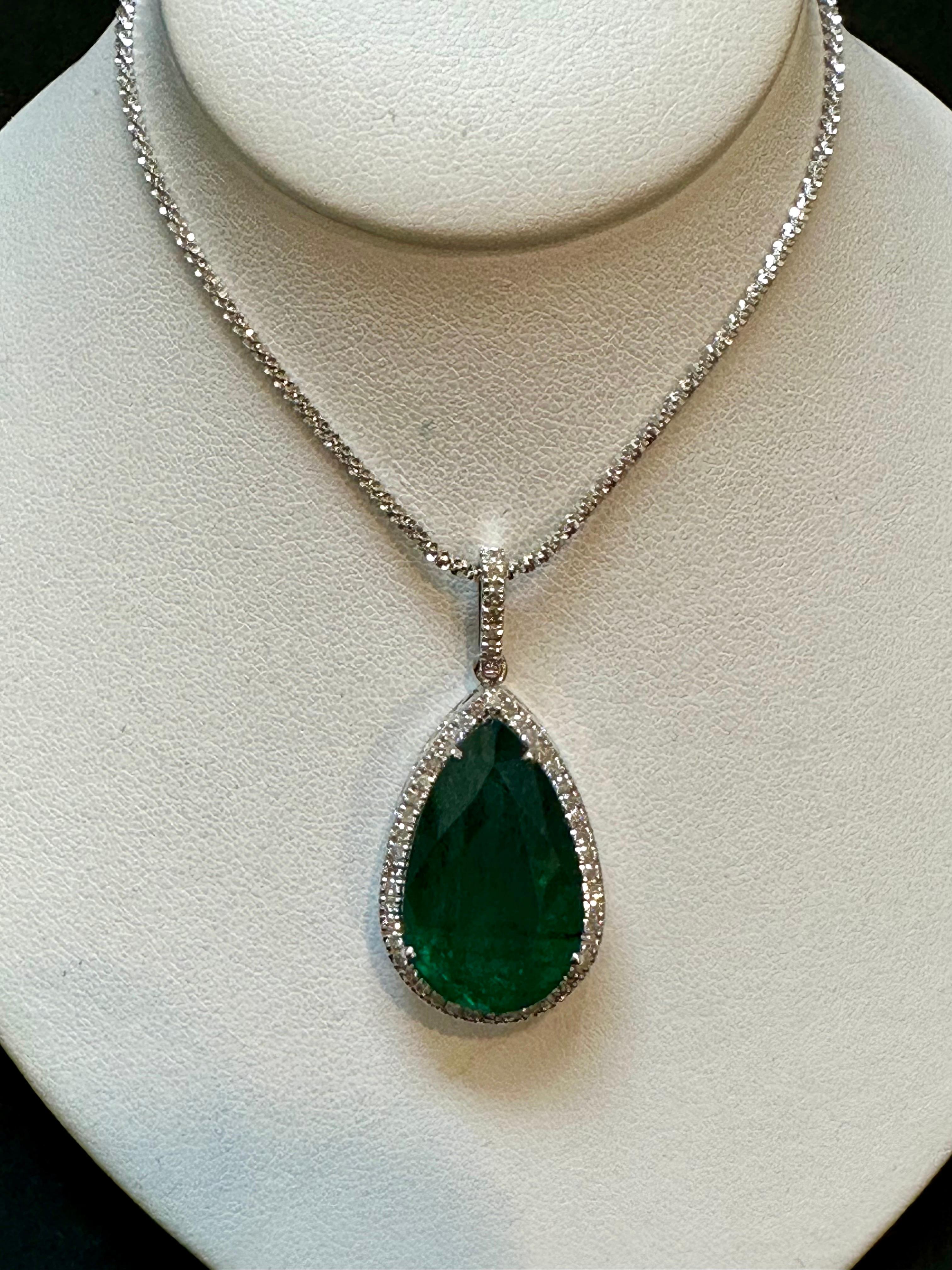 19 Ct Pear Cut Emerald & 1 Ct Diamond Halo Pendent/Necklace 14 KW Gold Chain For Sale 2