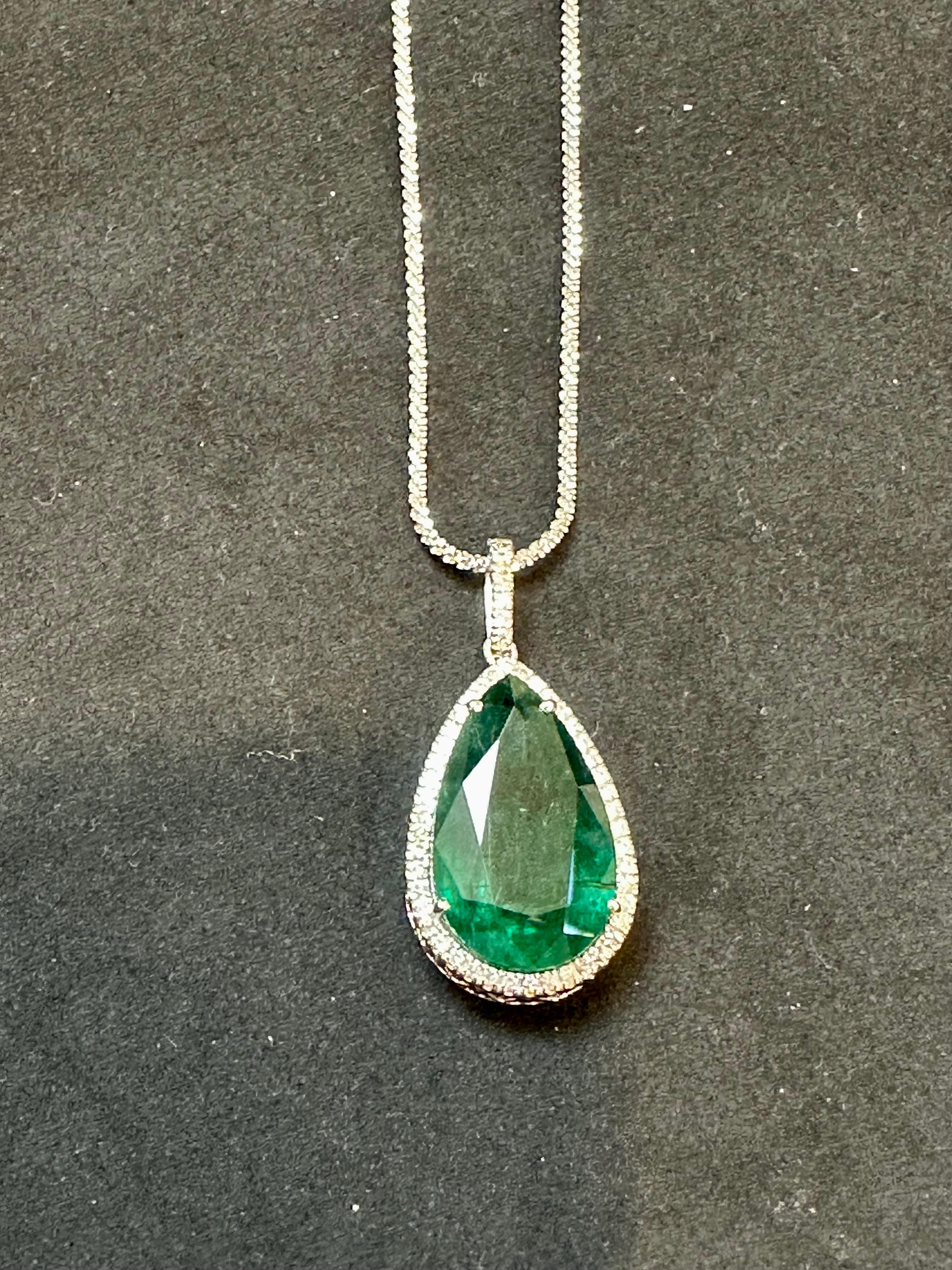 19 Ct Pear Cut Emerald & 1 Ct Diamond Halo Pendent/Necklace 14 KW Gold Chain For Sale 3