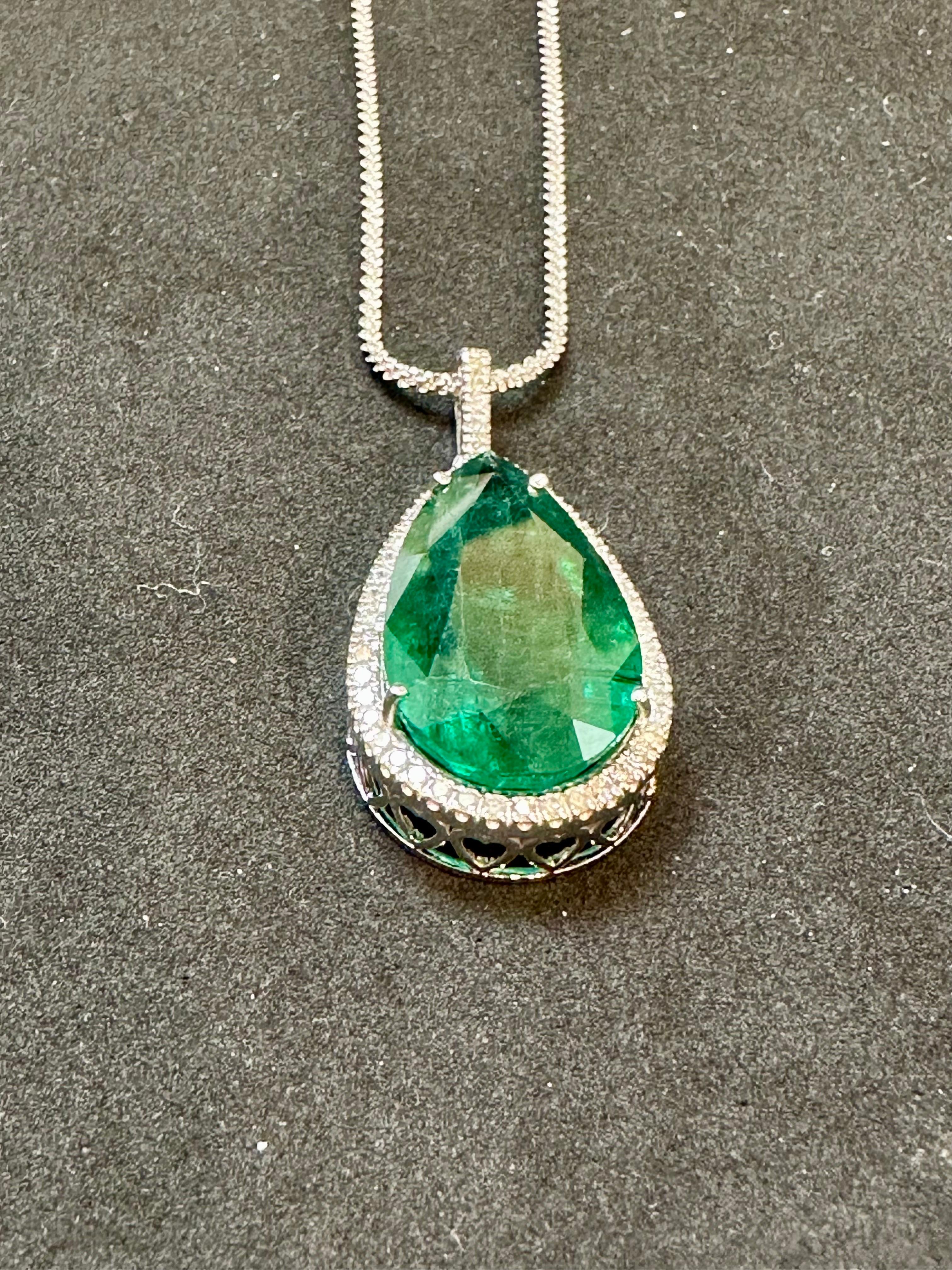 19 Ct Pear Cut Emerald & 1 Ct Diamond Halo Pendent/Necklace 14 KW Gold Chain For Sale 4