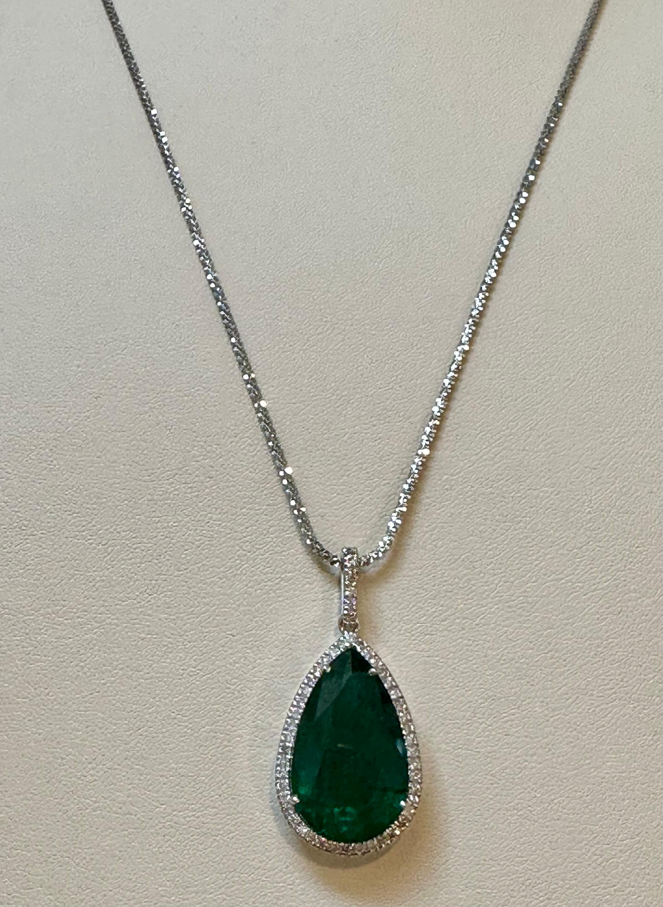 19 Ct Pear Cut Emerald & 1 Ct Diamond Halo Pendent/Necklace 14 KW Gold Chain For Sale 5