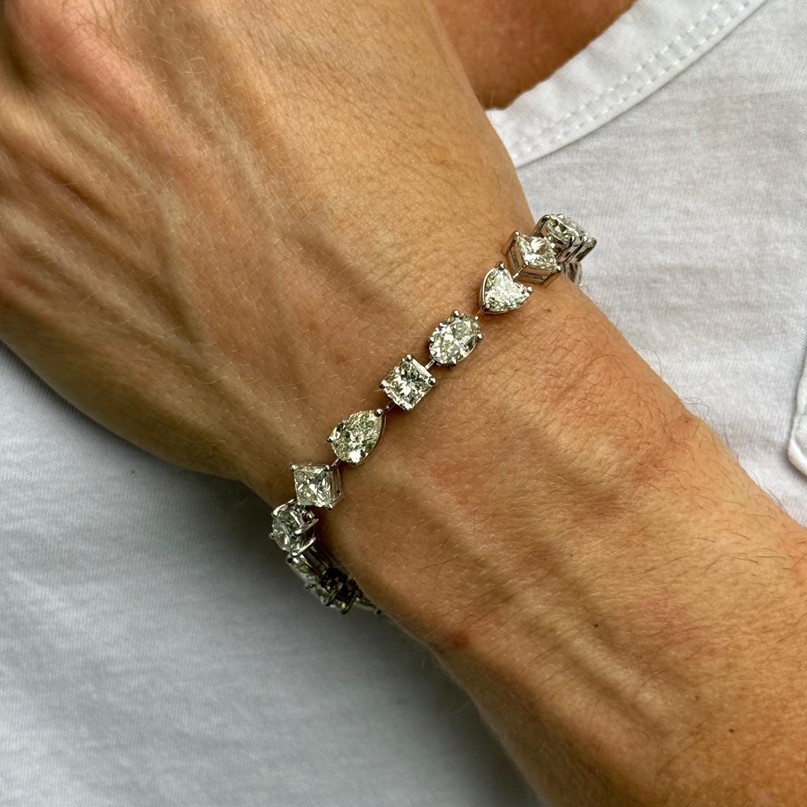 Taille mixte 19 CTW  Bracelet moderne en or blanc 18 carats avec diamants tailles mixtes en vente