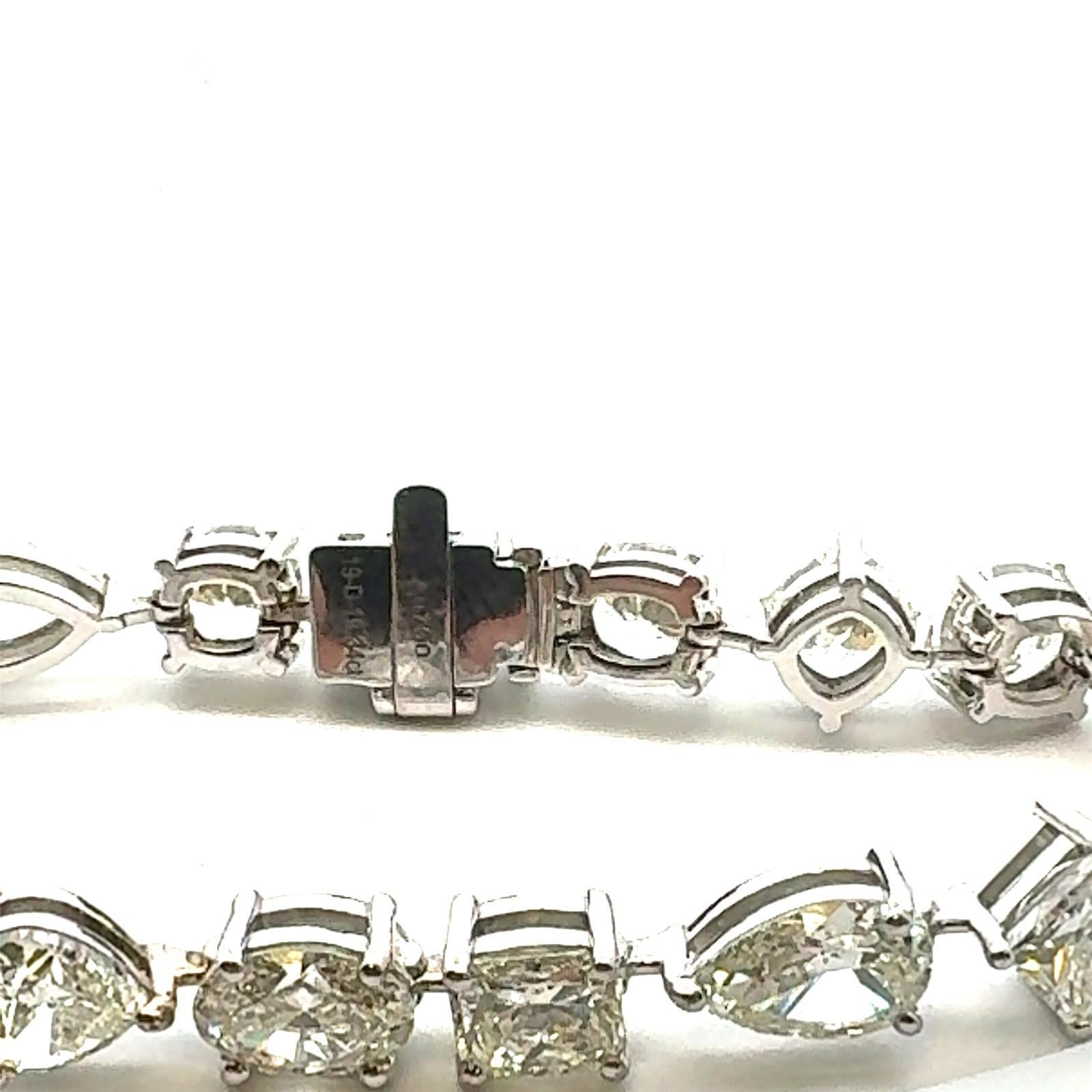 19 CTW  Bracelet moderne en or blanc 18 carats avec diamants tailles mixtes Pour femmes en vente