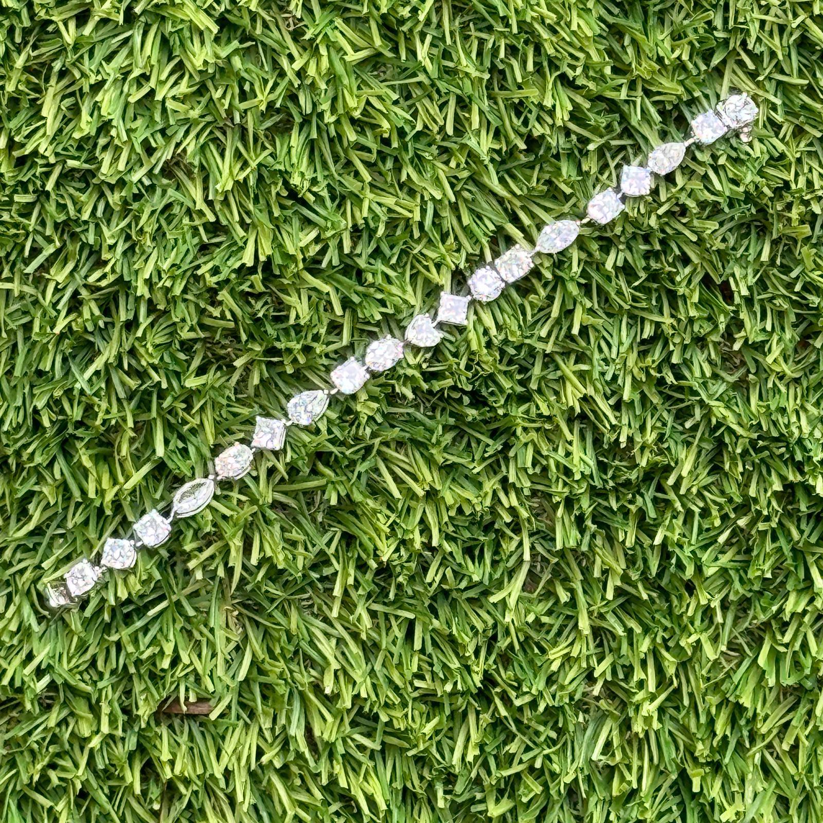 19 CTW  Bracelet moderne en or blanc 18 carats avec diamants tailles mixtes en vente 1