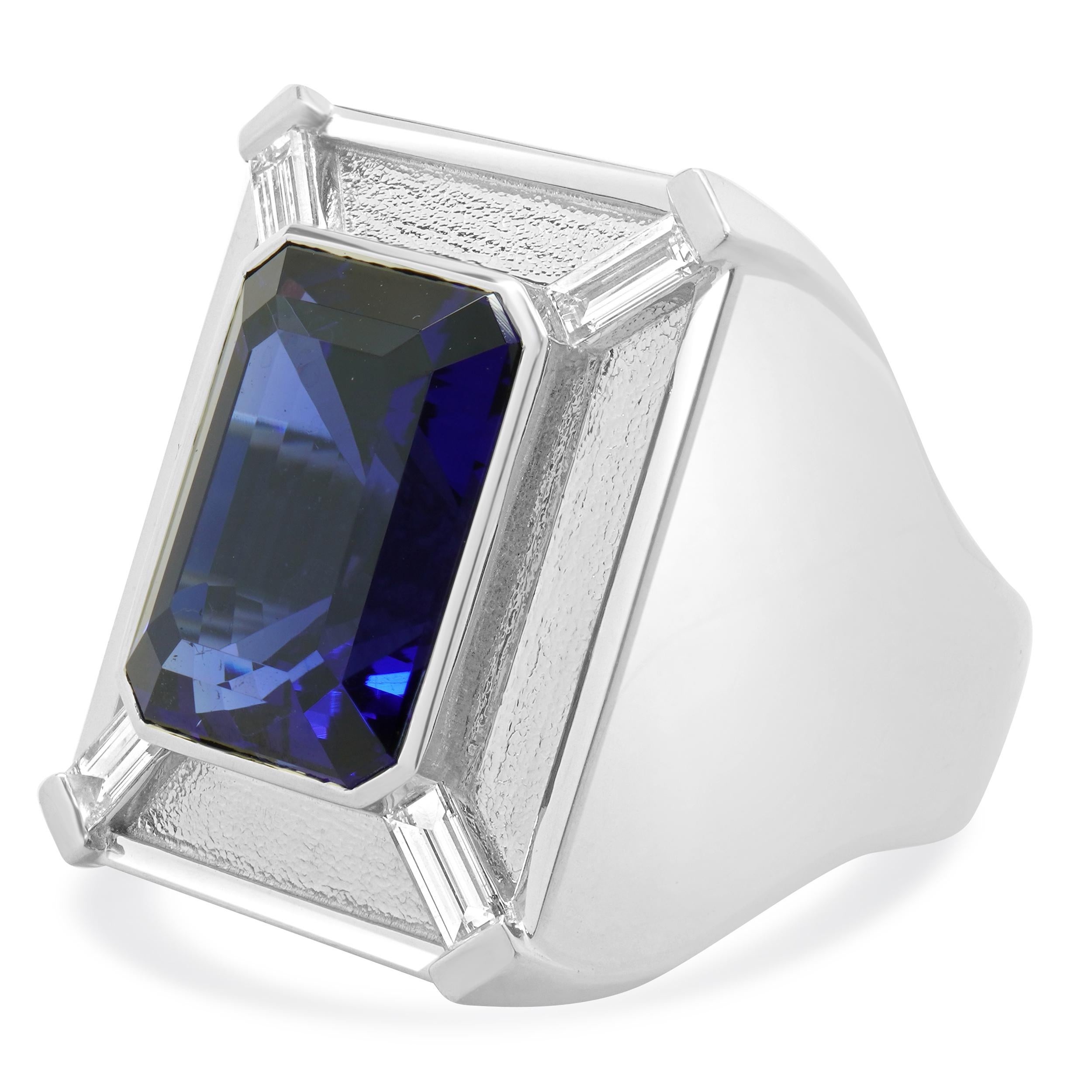 Designer: personalizzato
Materiale: Oro bianco 19 carati
Diamante: 4 tagli a baguette = 0,69cttw
Colore: D
Chiarezza: VVS1
Tanzanite: 1 taglio smeraldo = 16,98cttw
Dimensioni: la parte superiore dell'anello misura 26.1 mm di larghezza
Misura