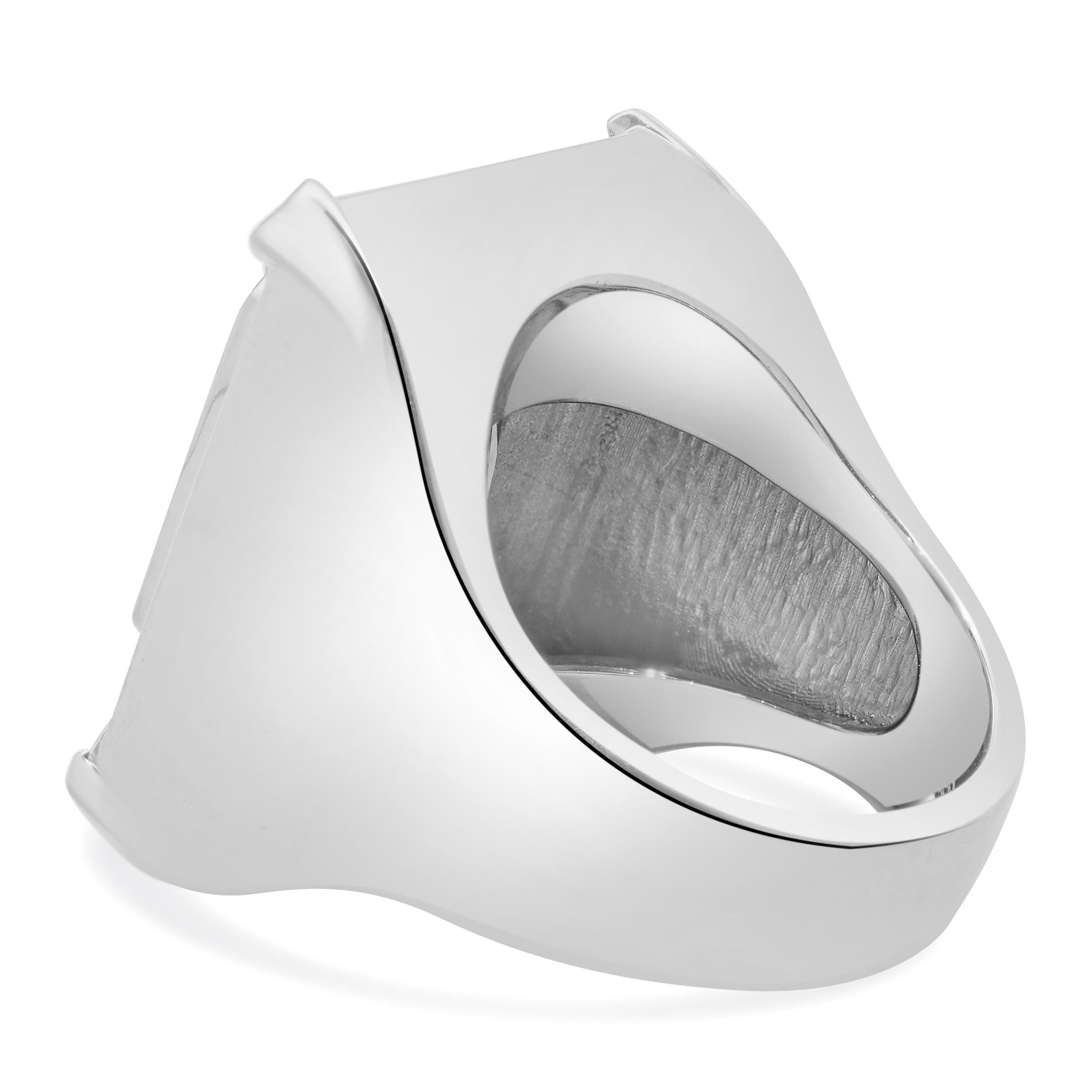 Taglio smeraldo Anello con tanzanite e diamanti in oro bianco 19 carati in vendita