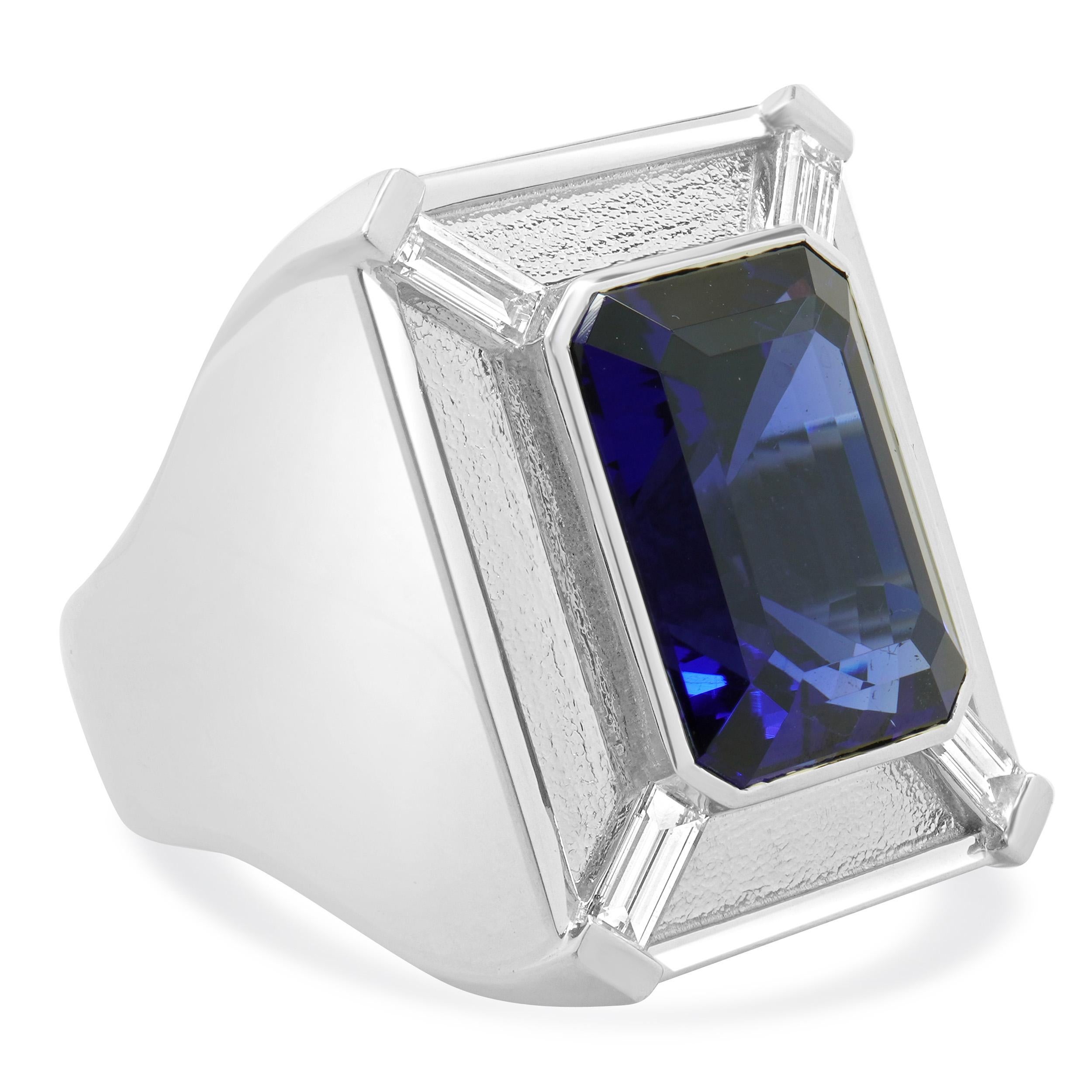 Anello con tanzanite e diamanti in oro bianco 19 carati In condizioni ottime in vendita a Scottsdale, AZ