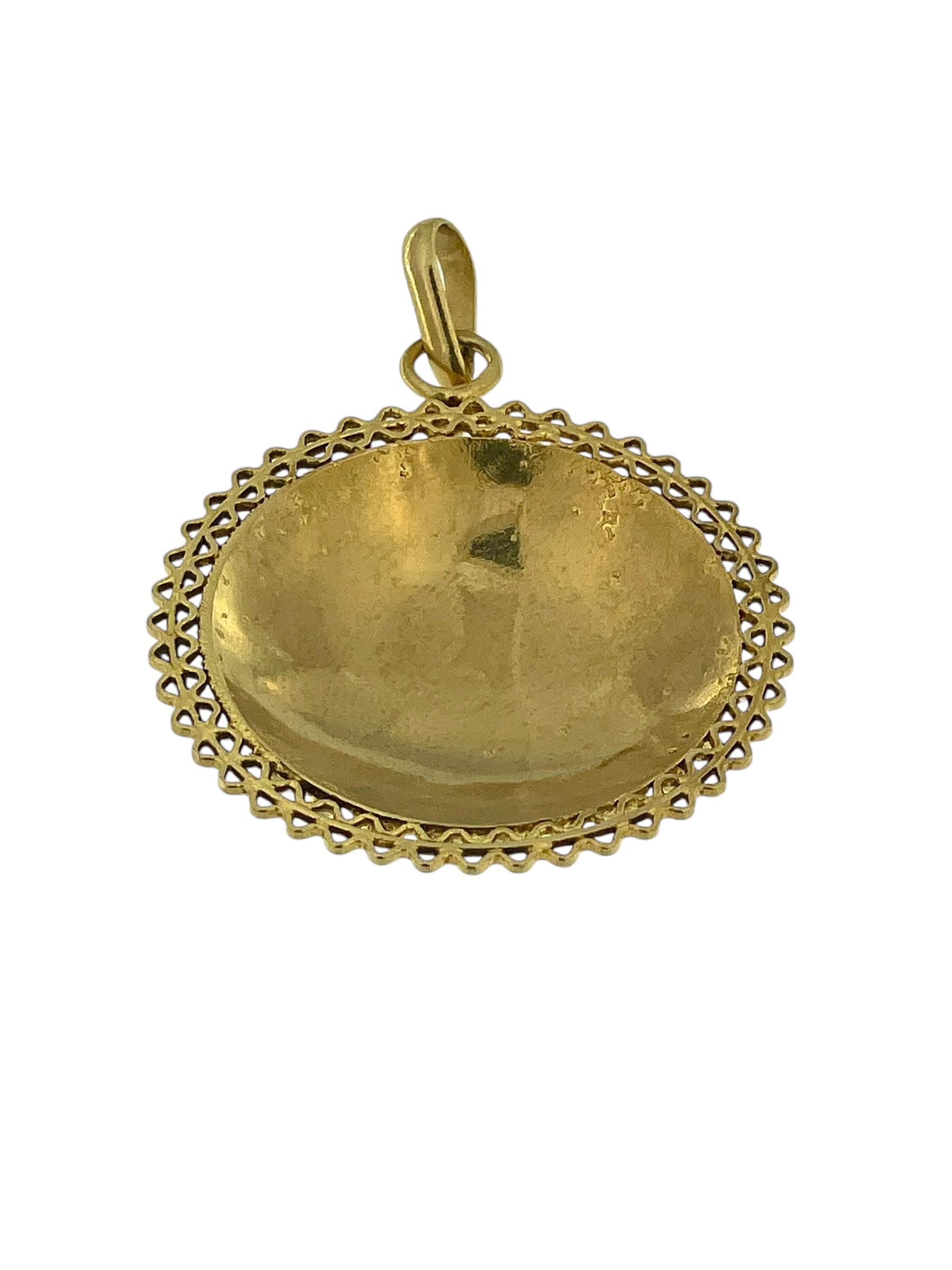 Ce pendentif en filigrane portugais est une œuvre d'art captivante, réalisée en or jaune 19 carats et présentant un travail complexe de filigrane et d'émail. Le pendentif est de forme ronde et présente un délicat motif de dentelle réalisé avec de