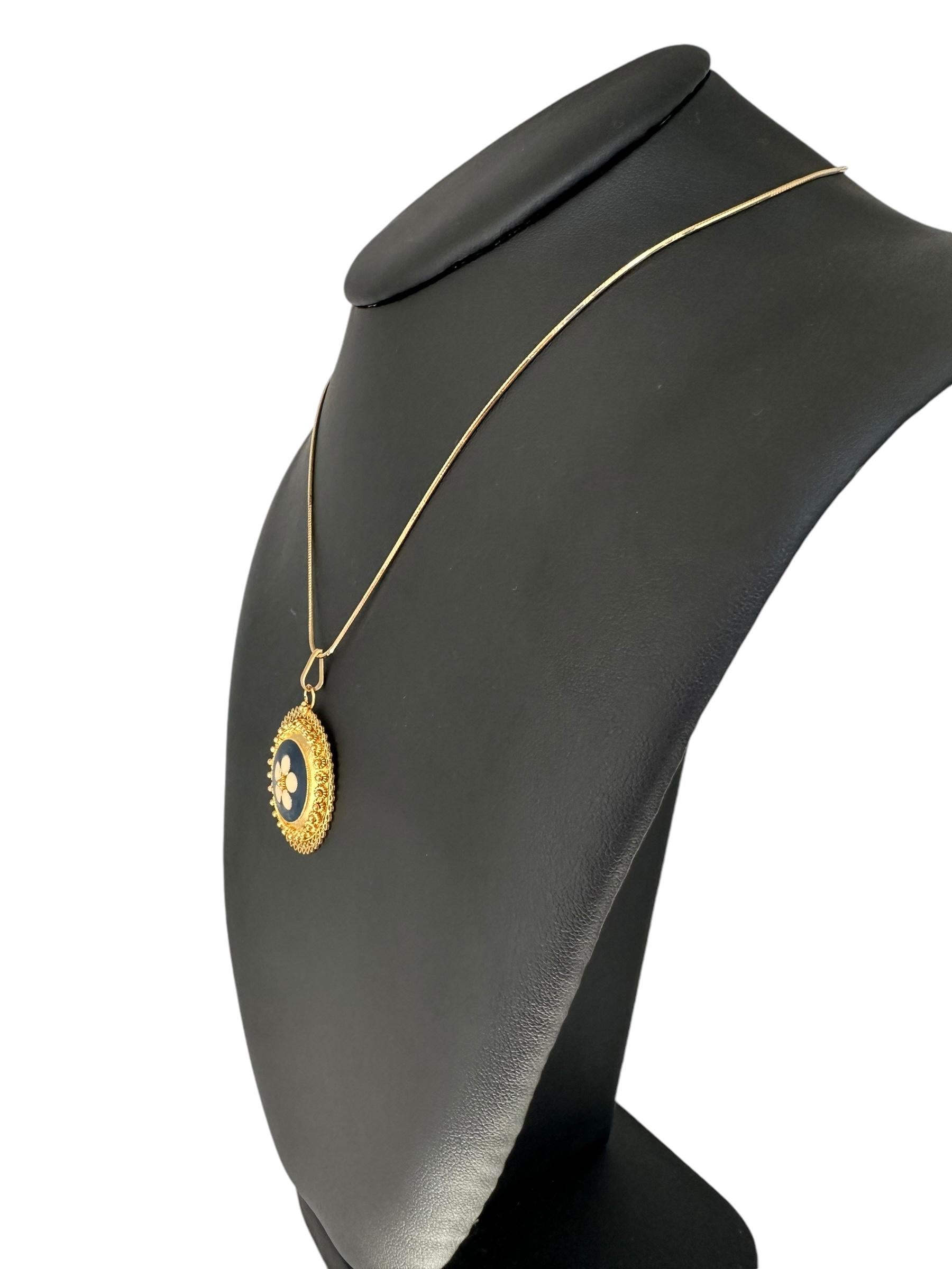 Pendentif filigrane portugais en or jaune 19 carats avec émail en vente 1