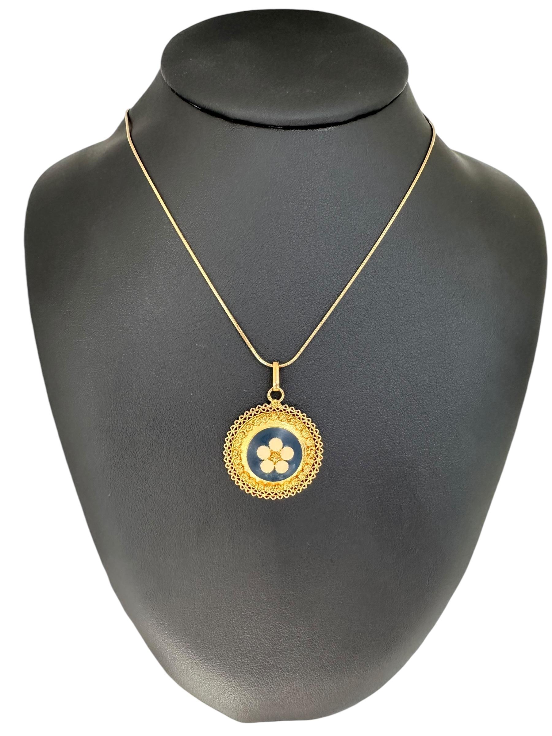 Pendentif filigrane portugais en or jaune 19 carats avec émail en vente 2